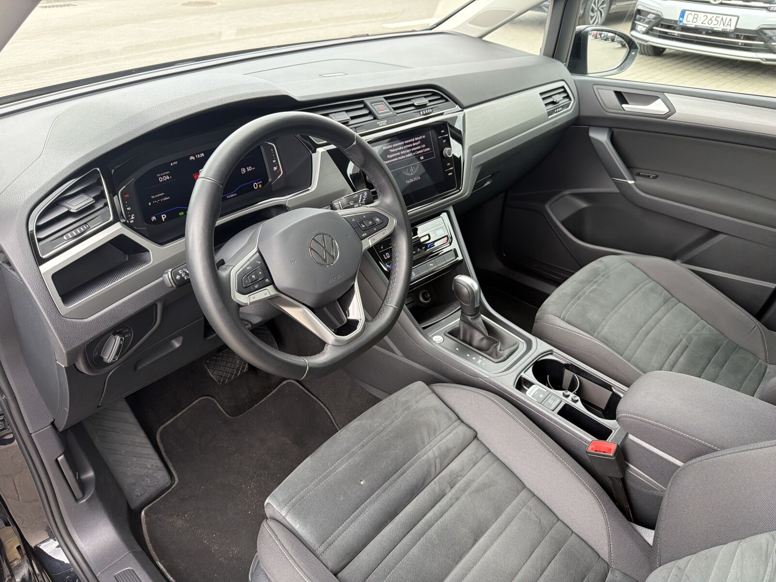 Volkswagen Touran - zdjęcie 9