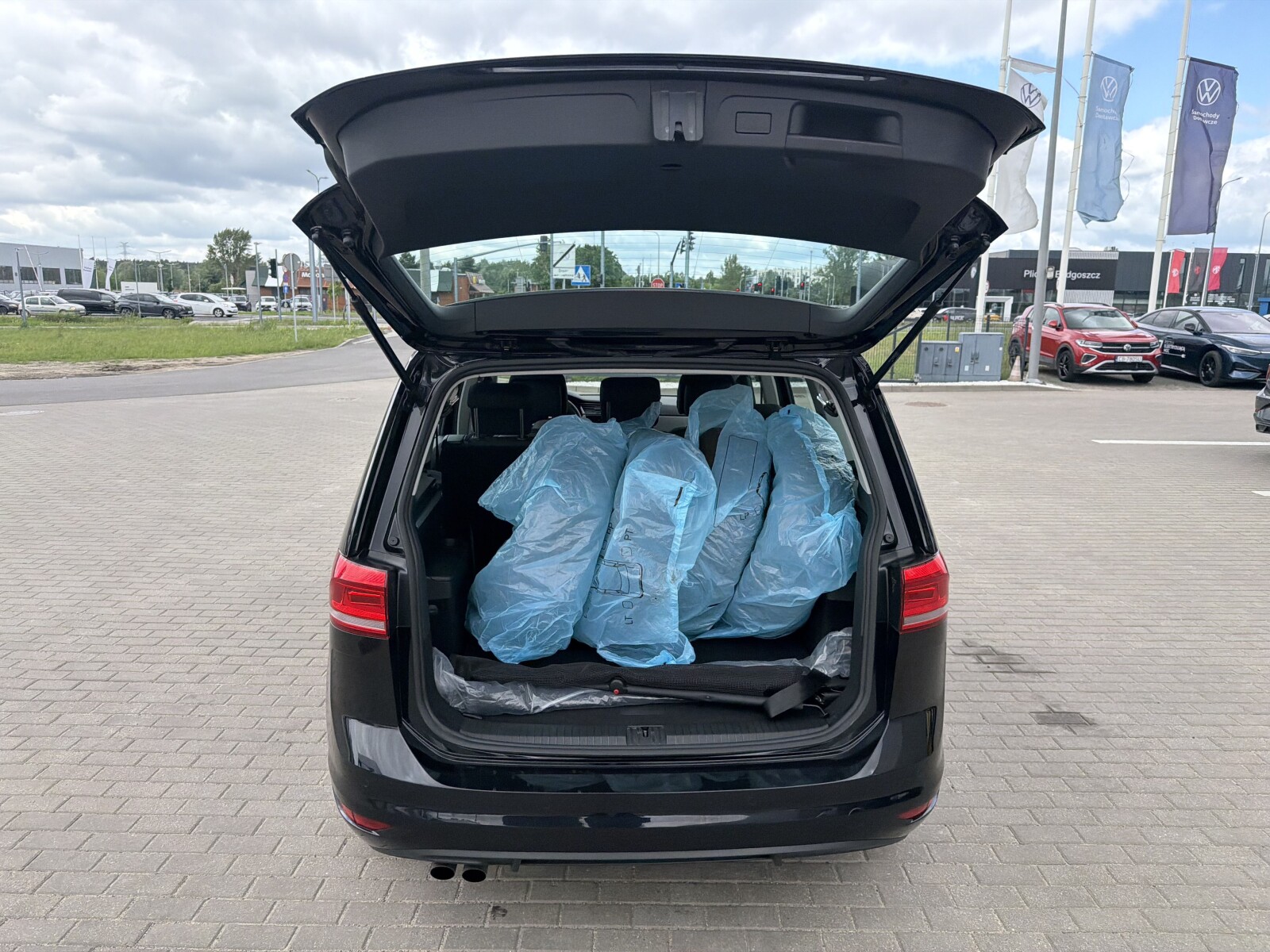 Volkswagen Touran - zdjęcie 17