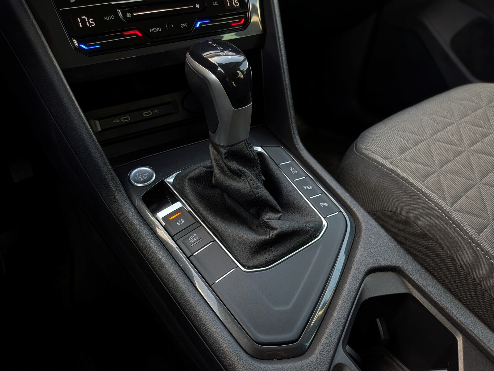 Volkswagen Tiguan - zdjęcie 22