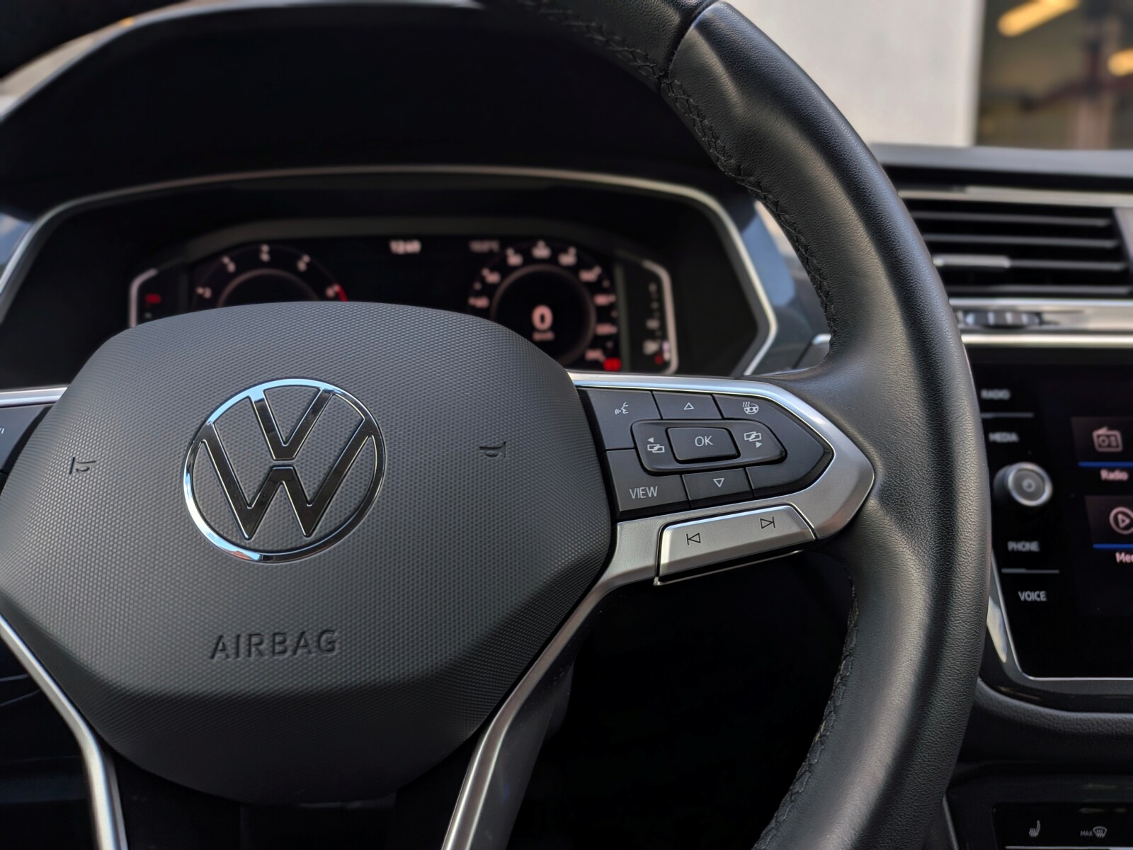 Volkswagen Tiguan - zdjęcie 15