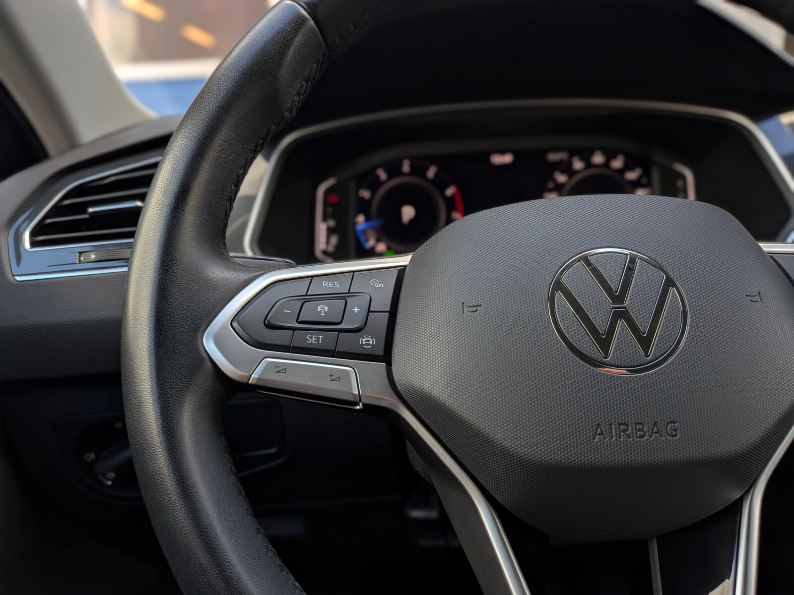 Volkswagen Tiguan - zdjęcie 14