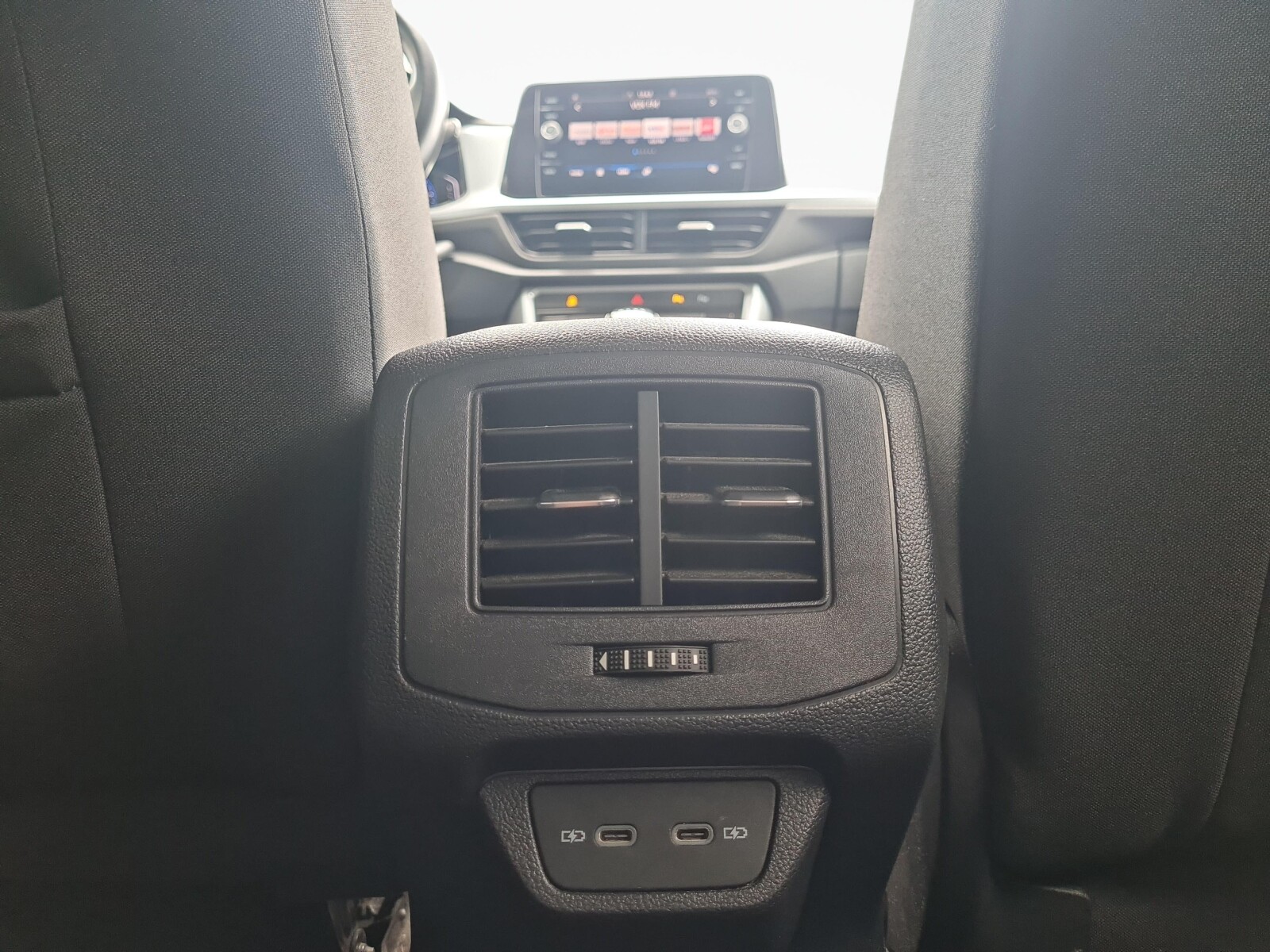 Volkswagen T-Roc - zdjęcie 23