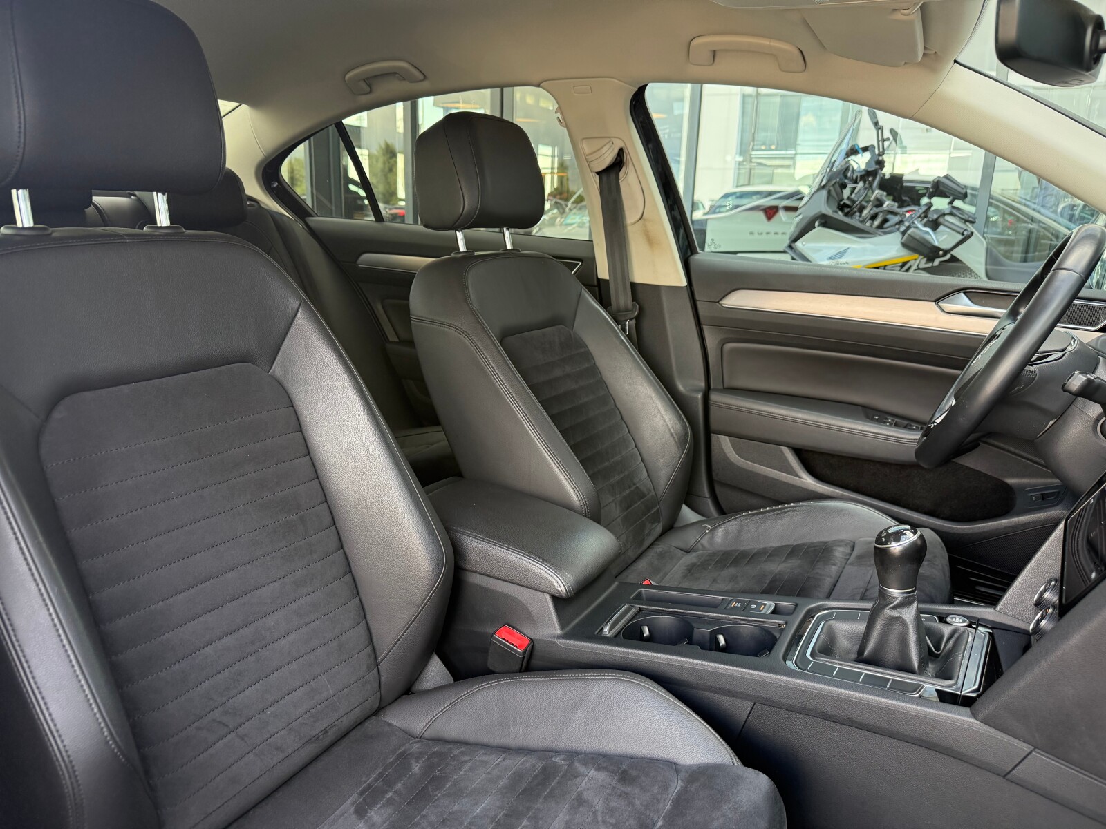Volkswagen Passat - zdjęcie 18