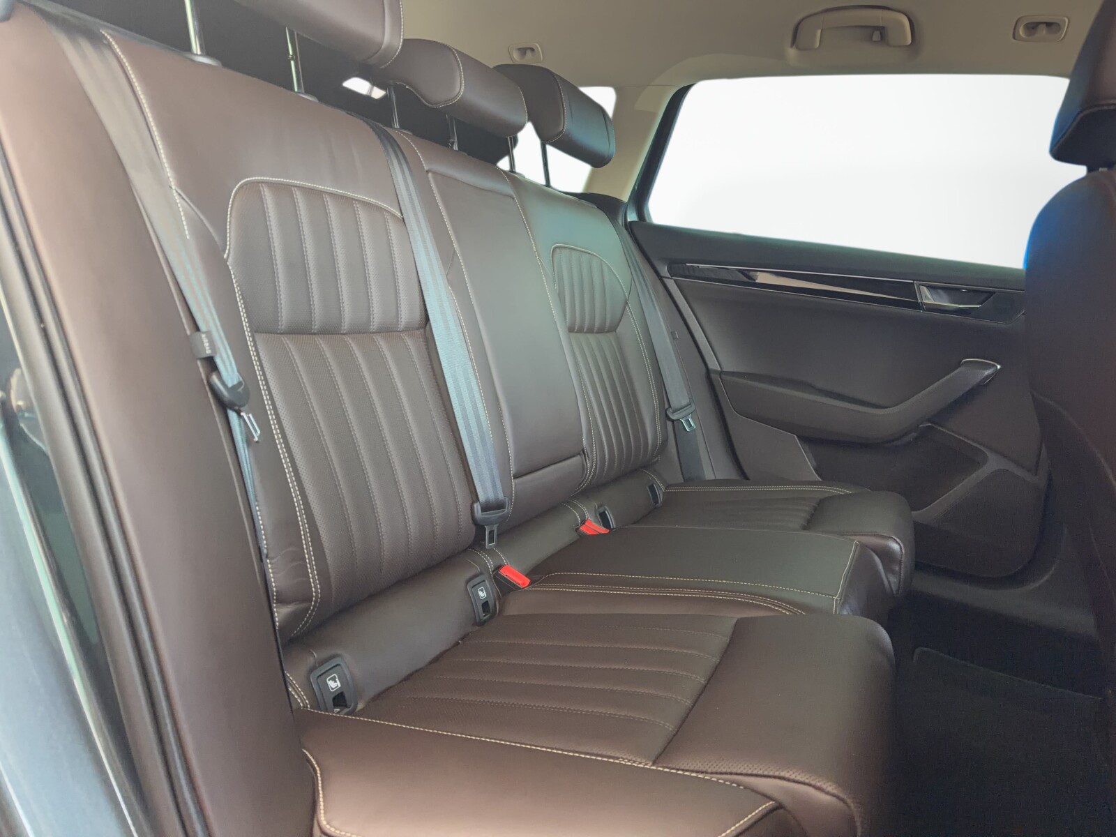 Škoda Superb Combi - zdjęcie 17