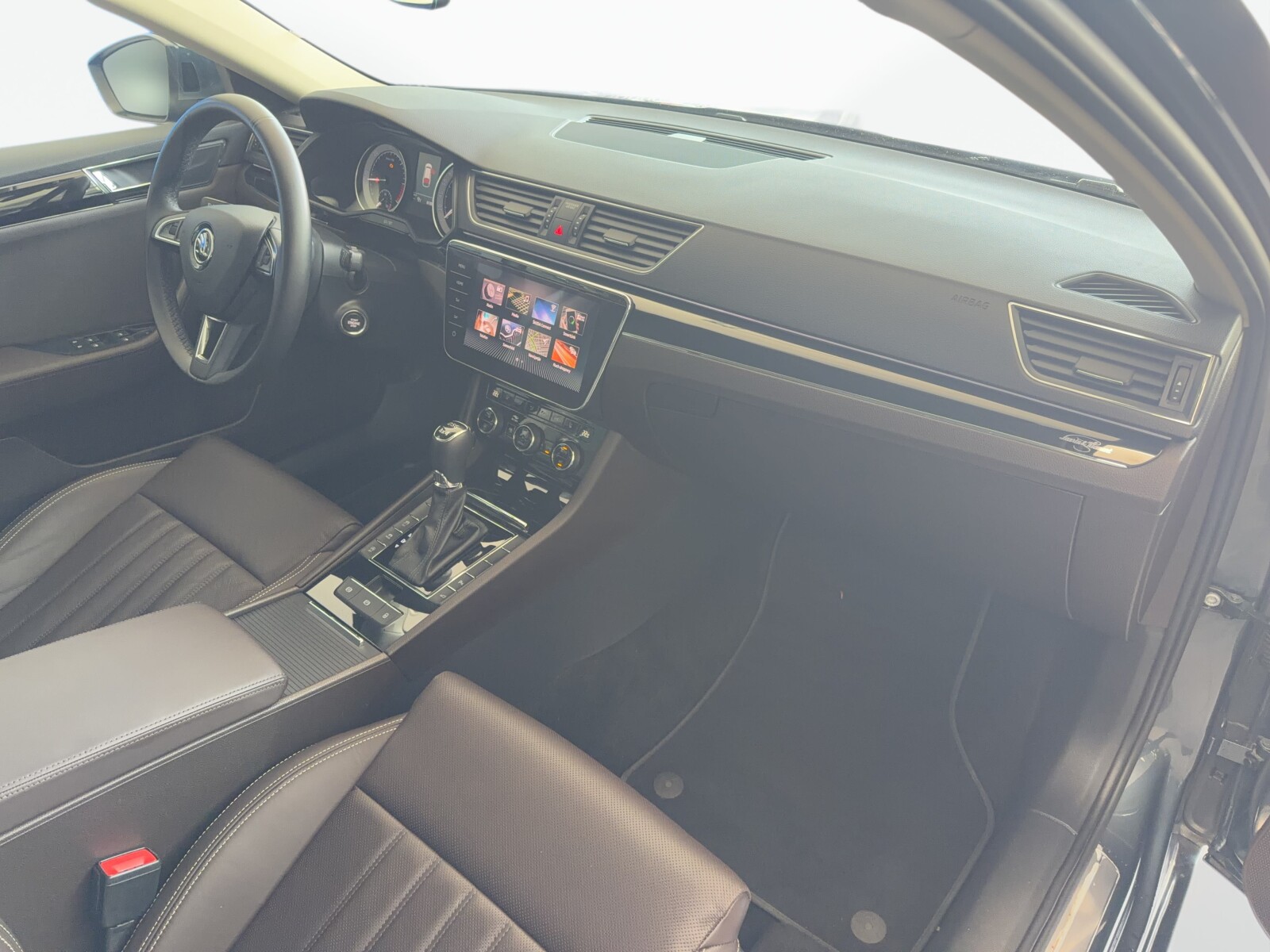 Škoda Superb Combi - zdjęcie 18