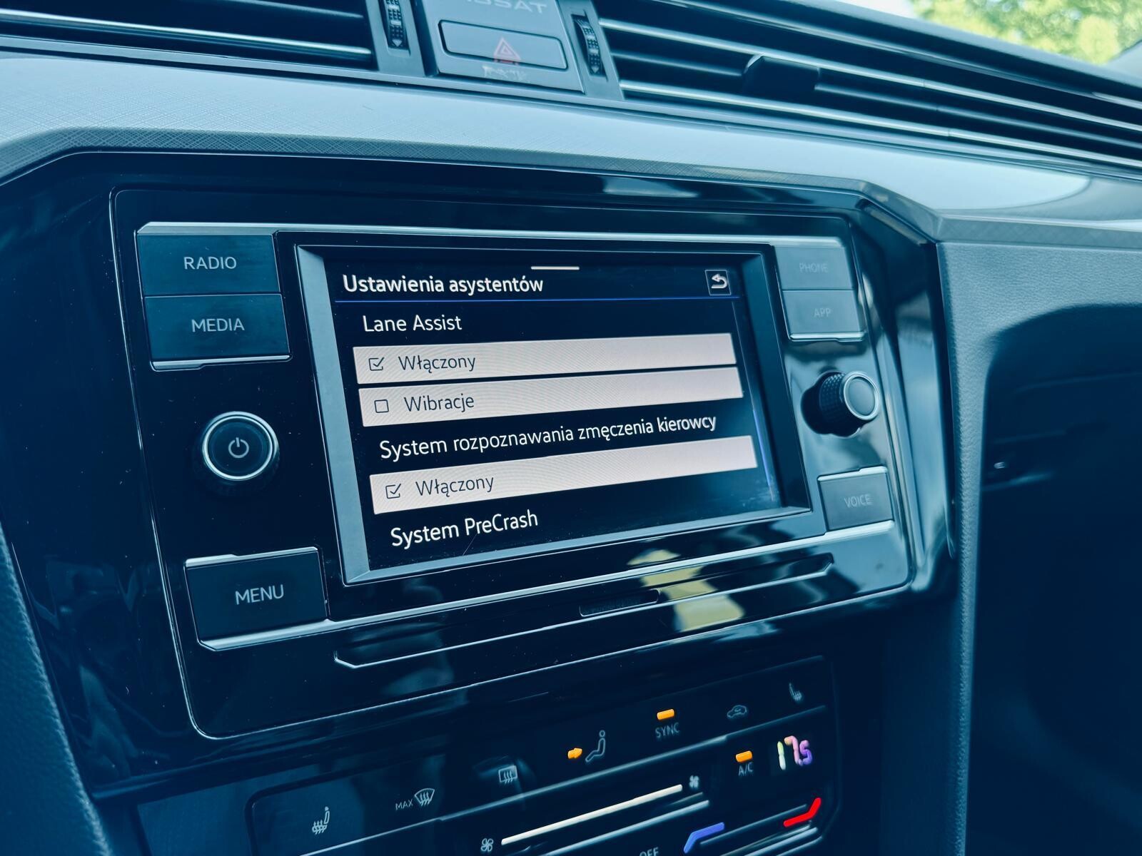 Volkswagen Passat - zdjęcie 28