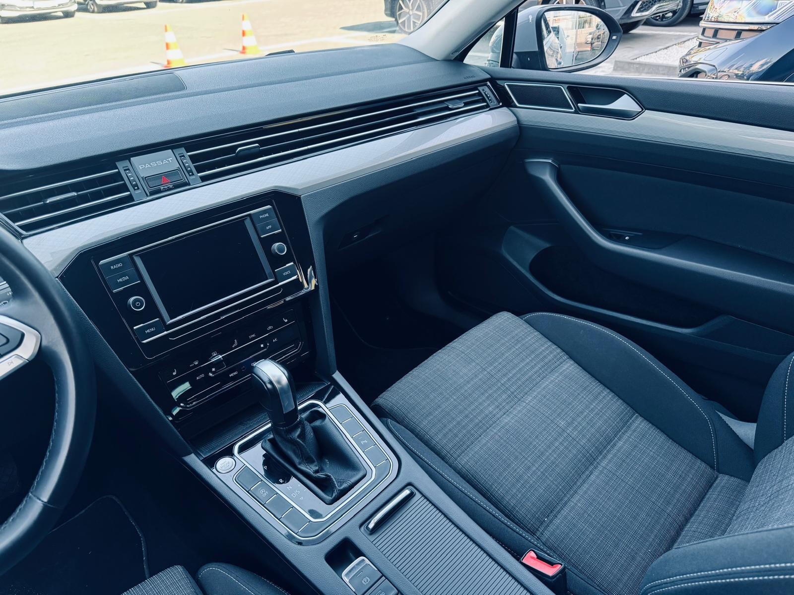 Volkswagen Passat - zdjęcie 21