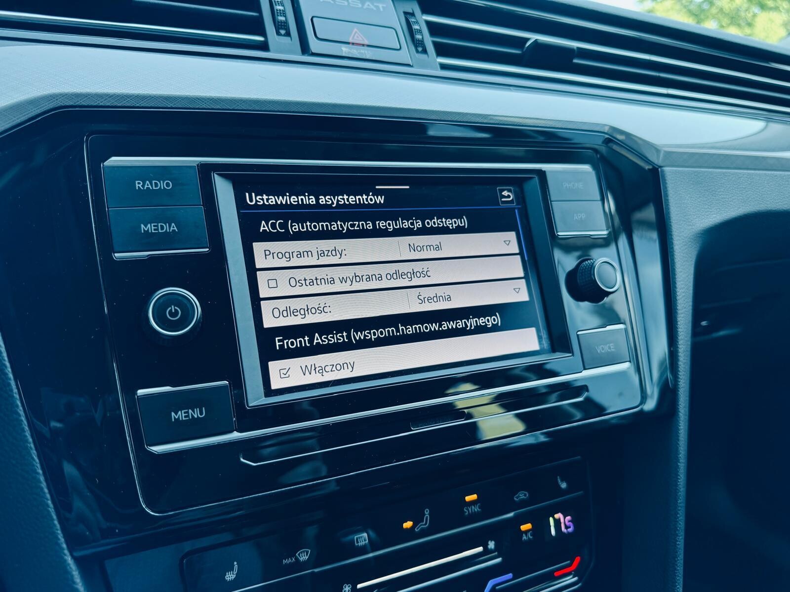 Volkswagen Passat - zdjęcie 27