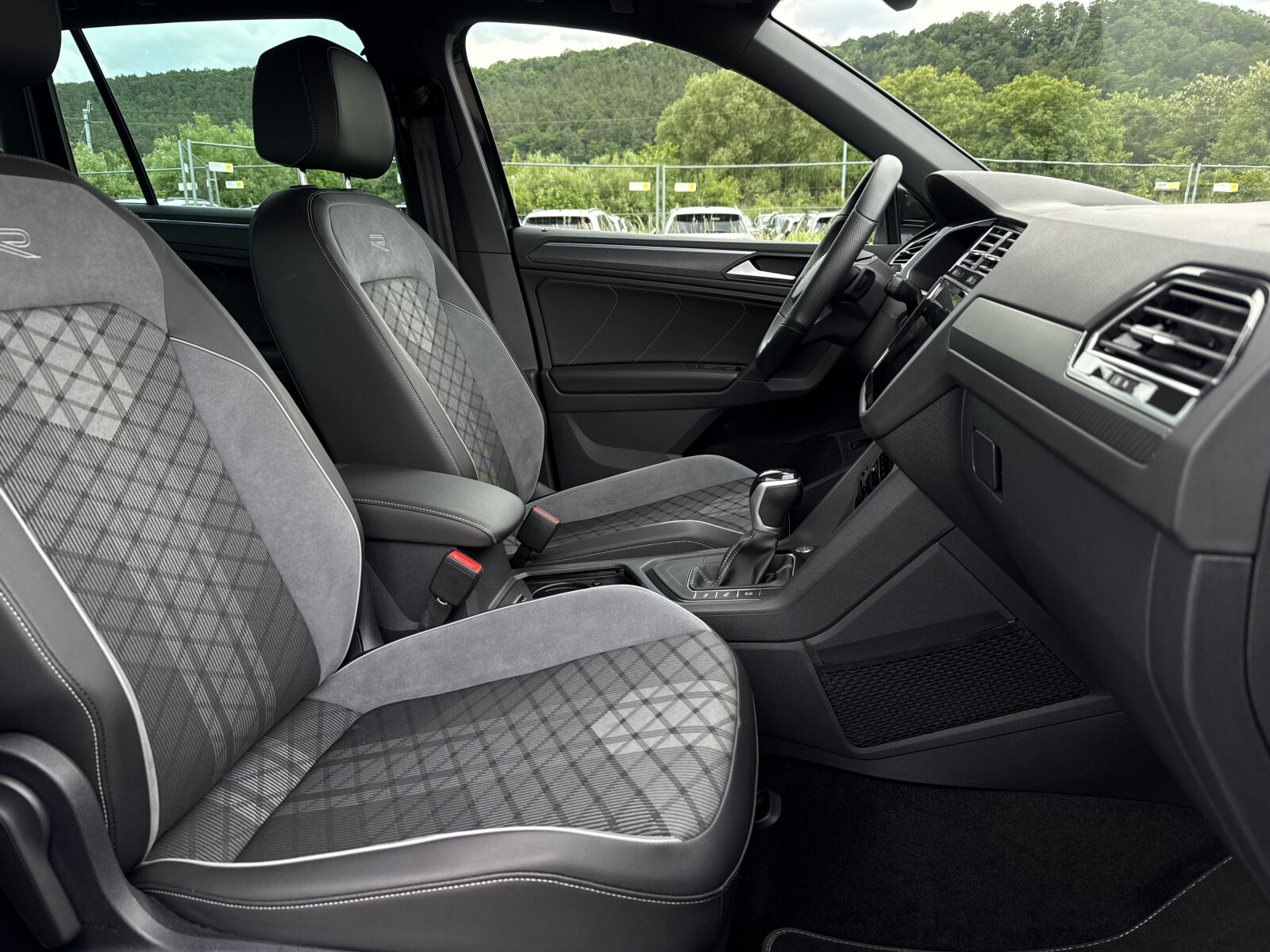 Volkswagen Tiguan - zdjęcie 14