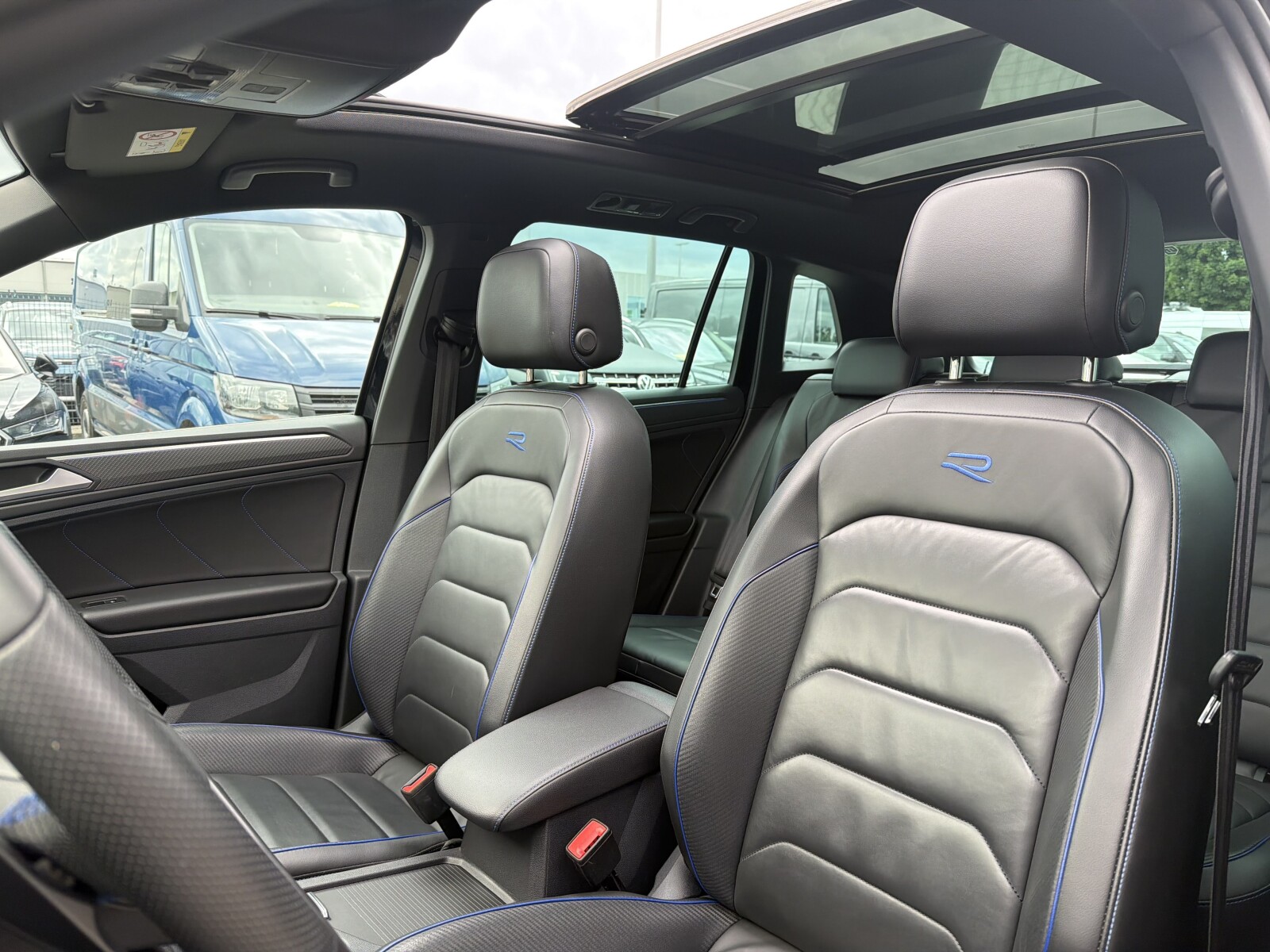 Volkswagen Tiguan - zdjęcie 11
