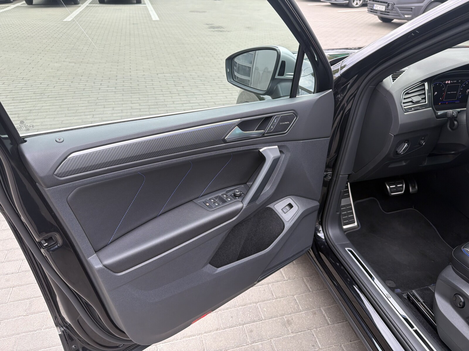Volkswagen Tiguan - zdjęcie 10
