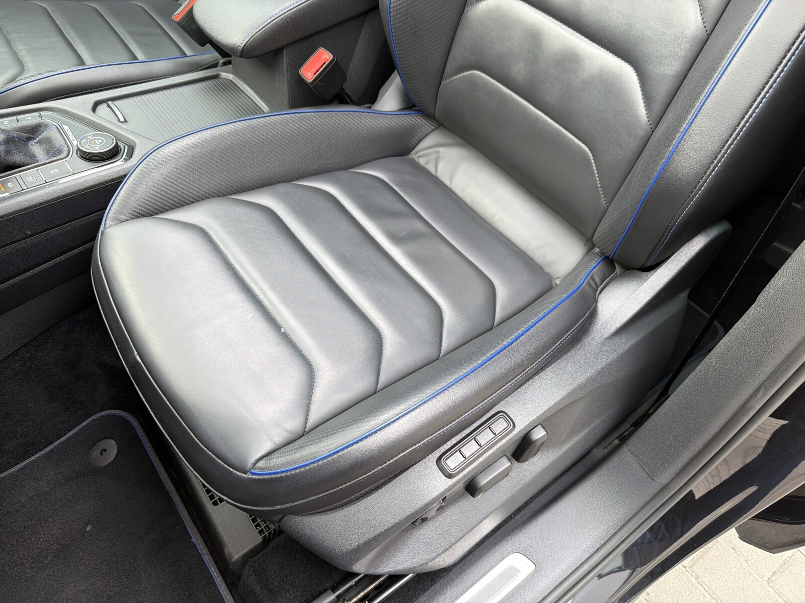 Volkswagen Tiguan - zdjęcie 12
