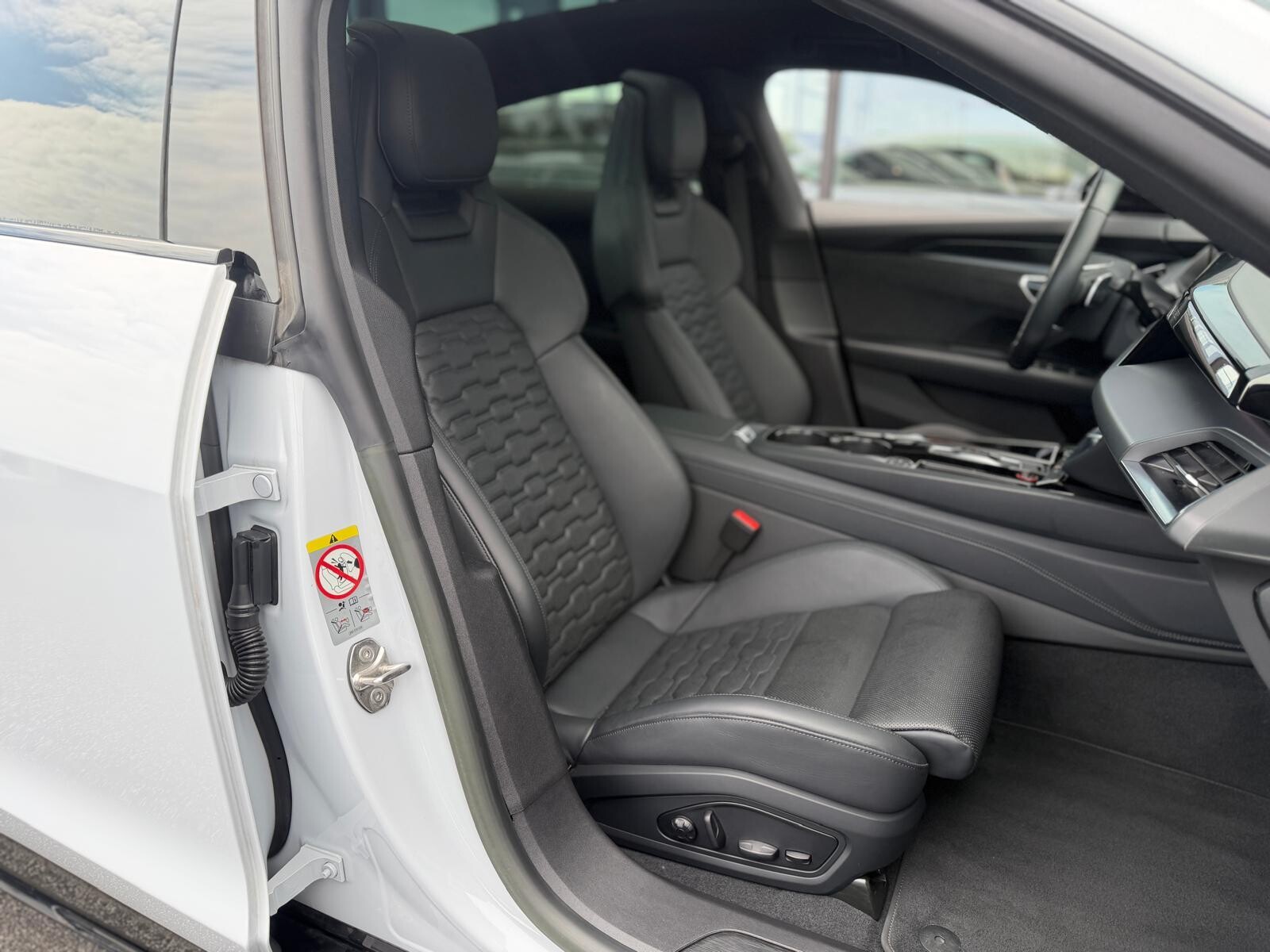 Audi e-tron GT quattro - zdjęcie 26