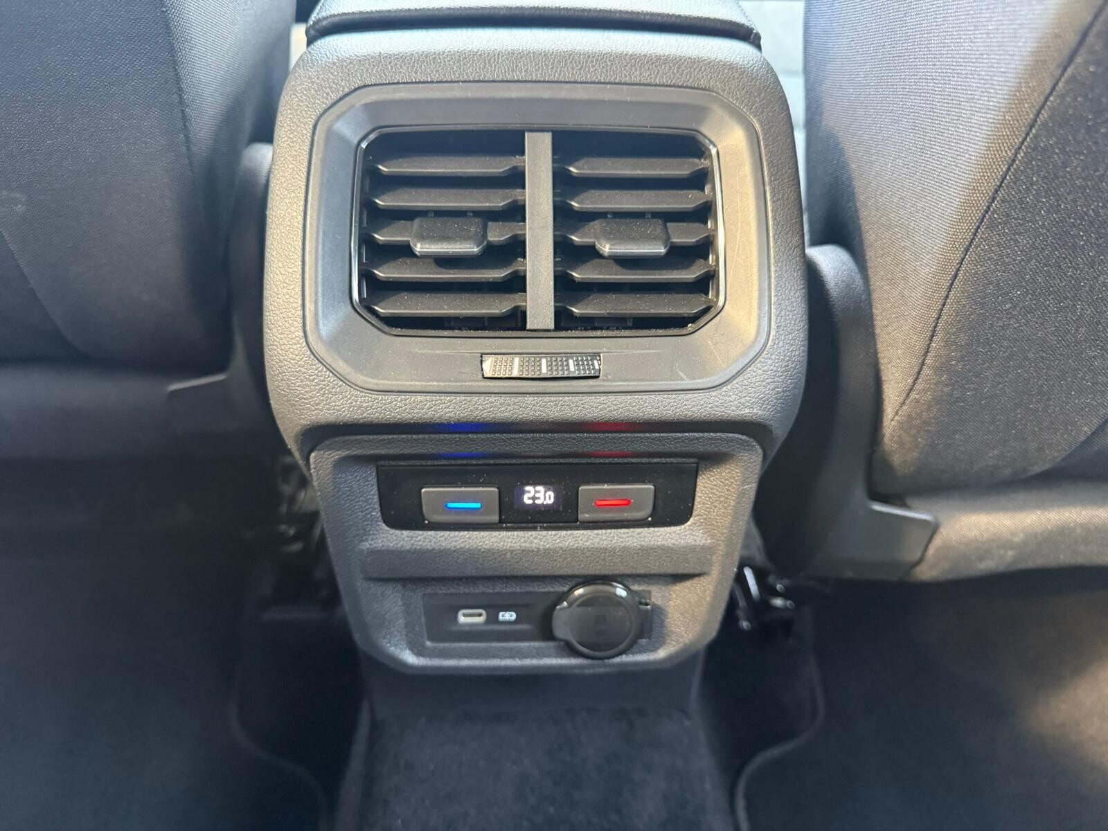 Volkswagen Tiguan Allspace - zdjęcie 33