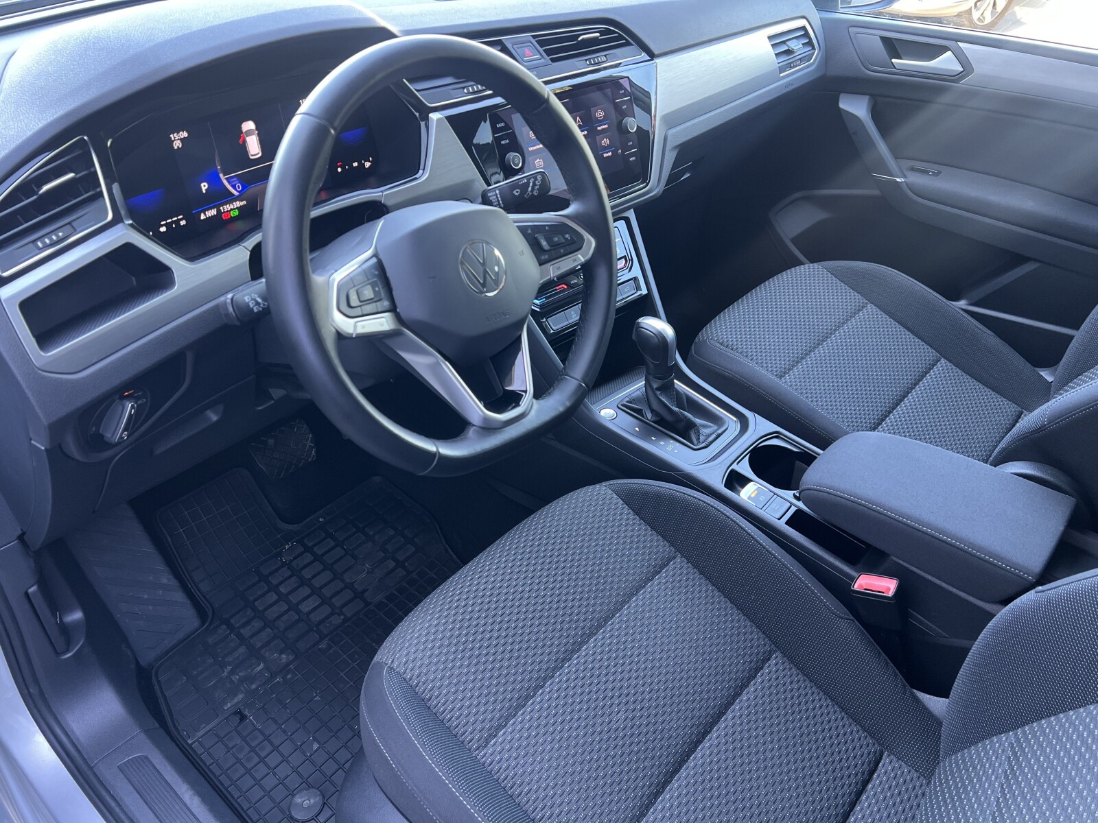 Volkswagen Touran - zdjęcie 24