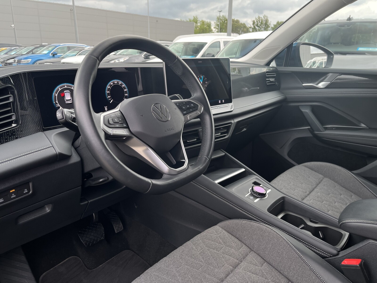 Volkswagen Tiguan - zdjęcie 12