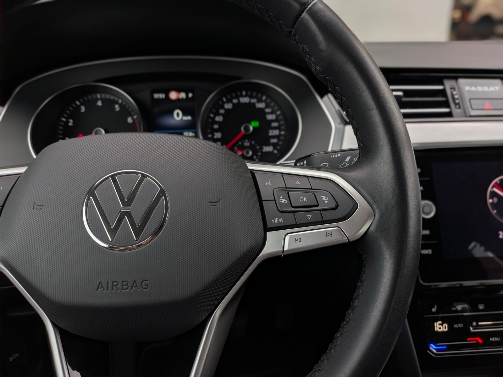 Volkswagen Passat - zdjęcie 17