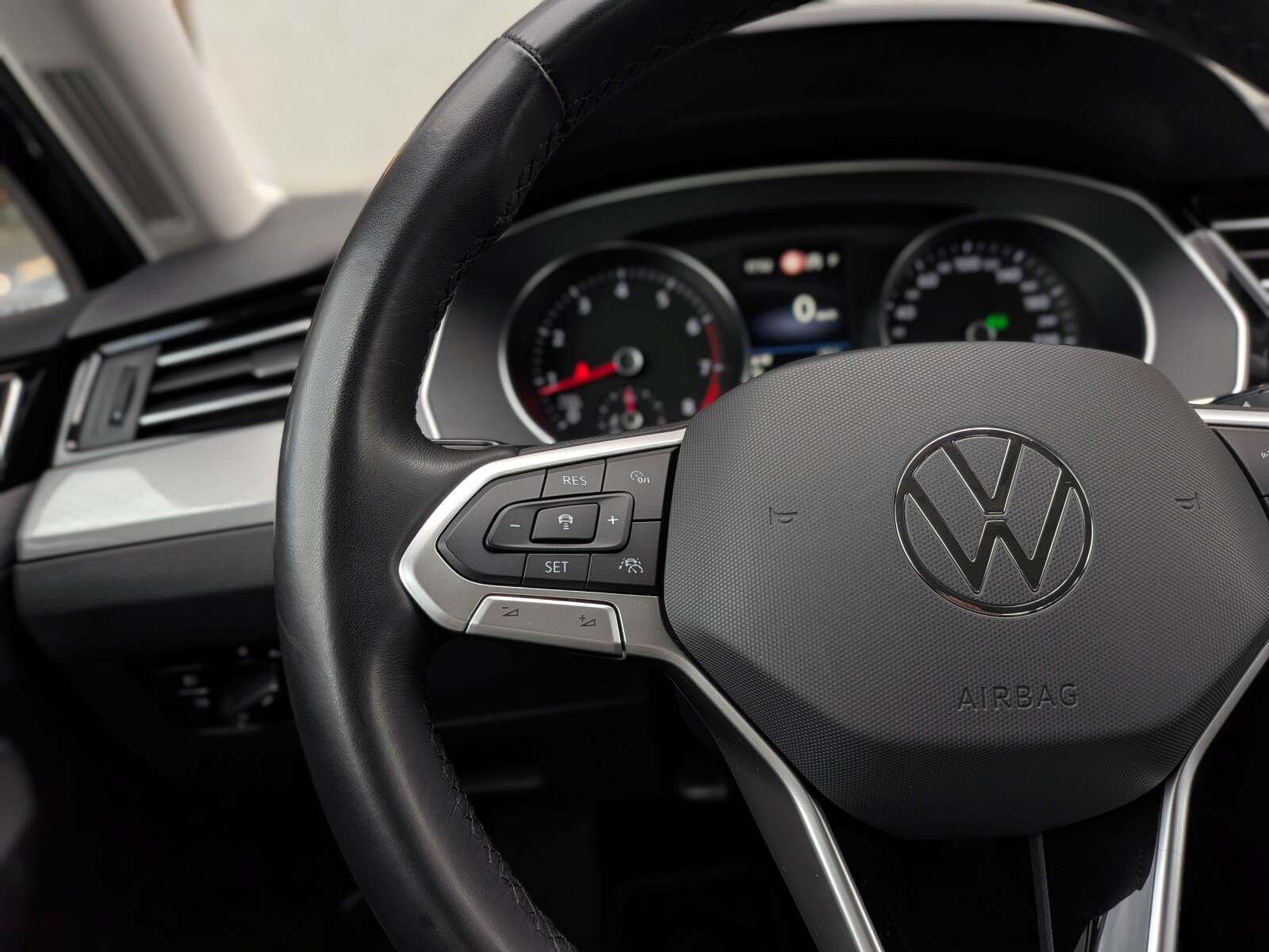 Volkswagen Passat - zdjęcie 16