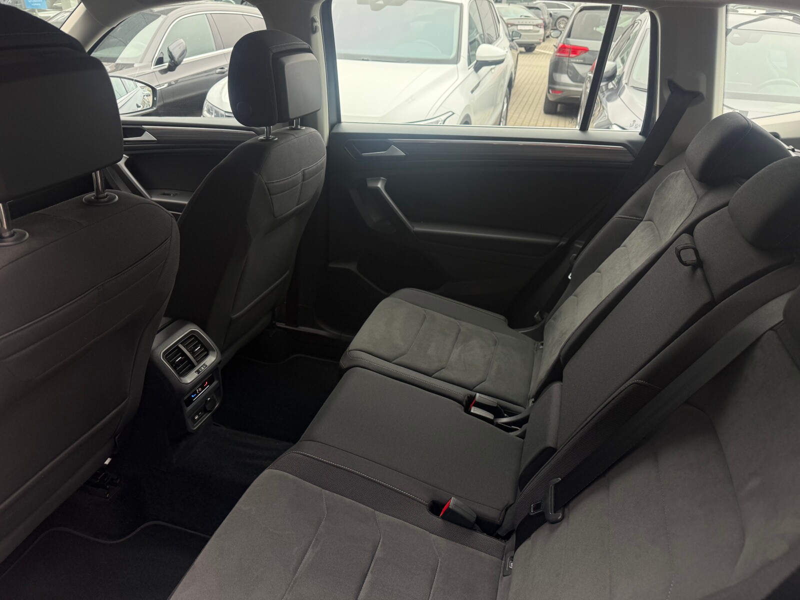 Volkswagen Tiguan Allspace - zdjęcie 13