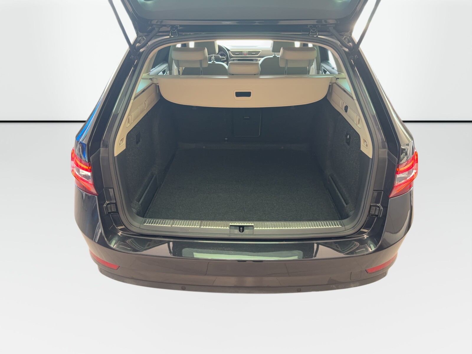Škoda Superb Combi - zdjęcie 20