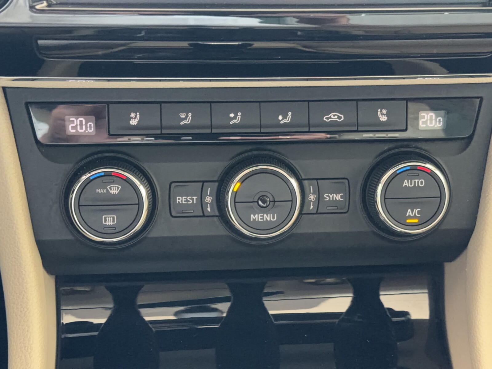 Škoda Superb Combi - zdjęcie 29