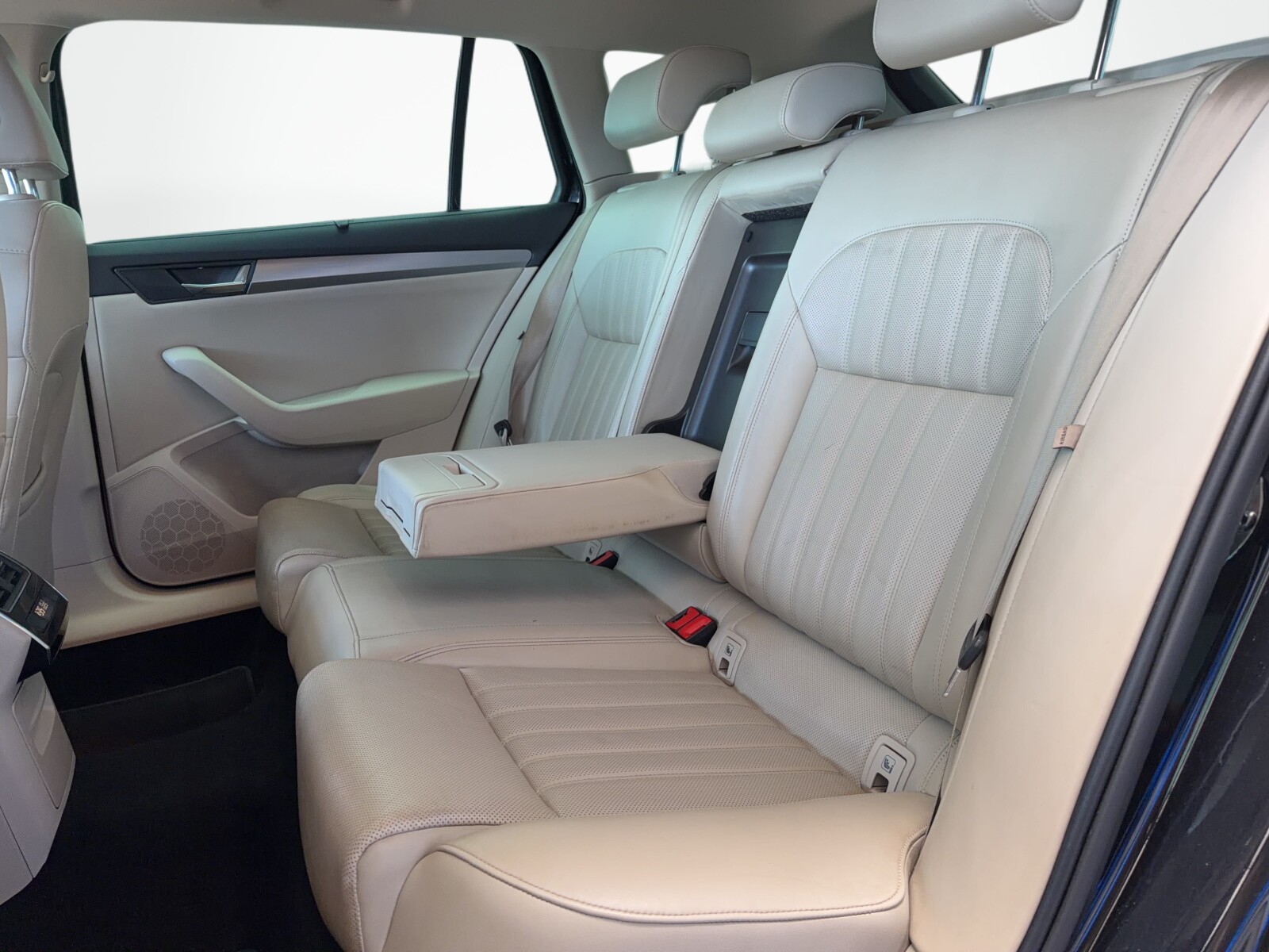 Škoda Superb Combi - zdjęcie 14