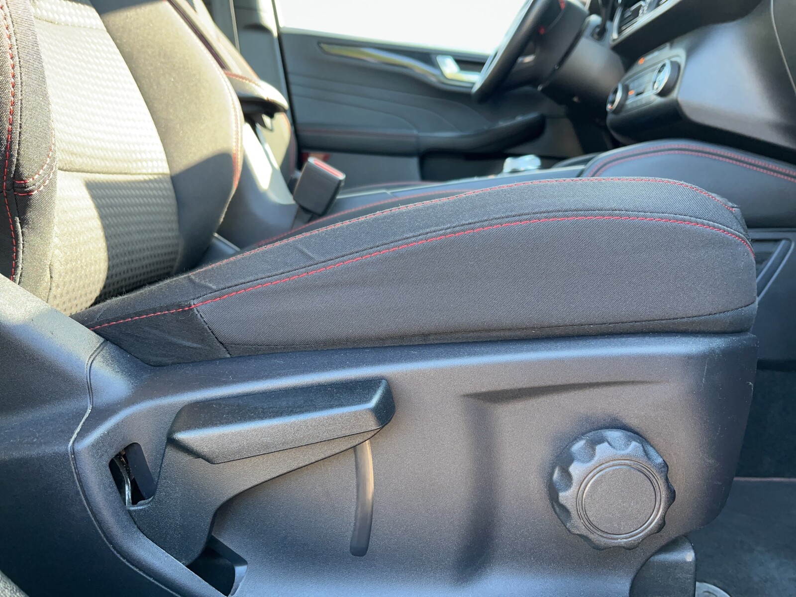 Ford Kuga - zdjęcie 24