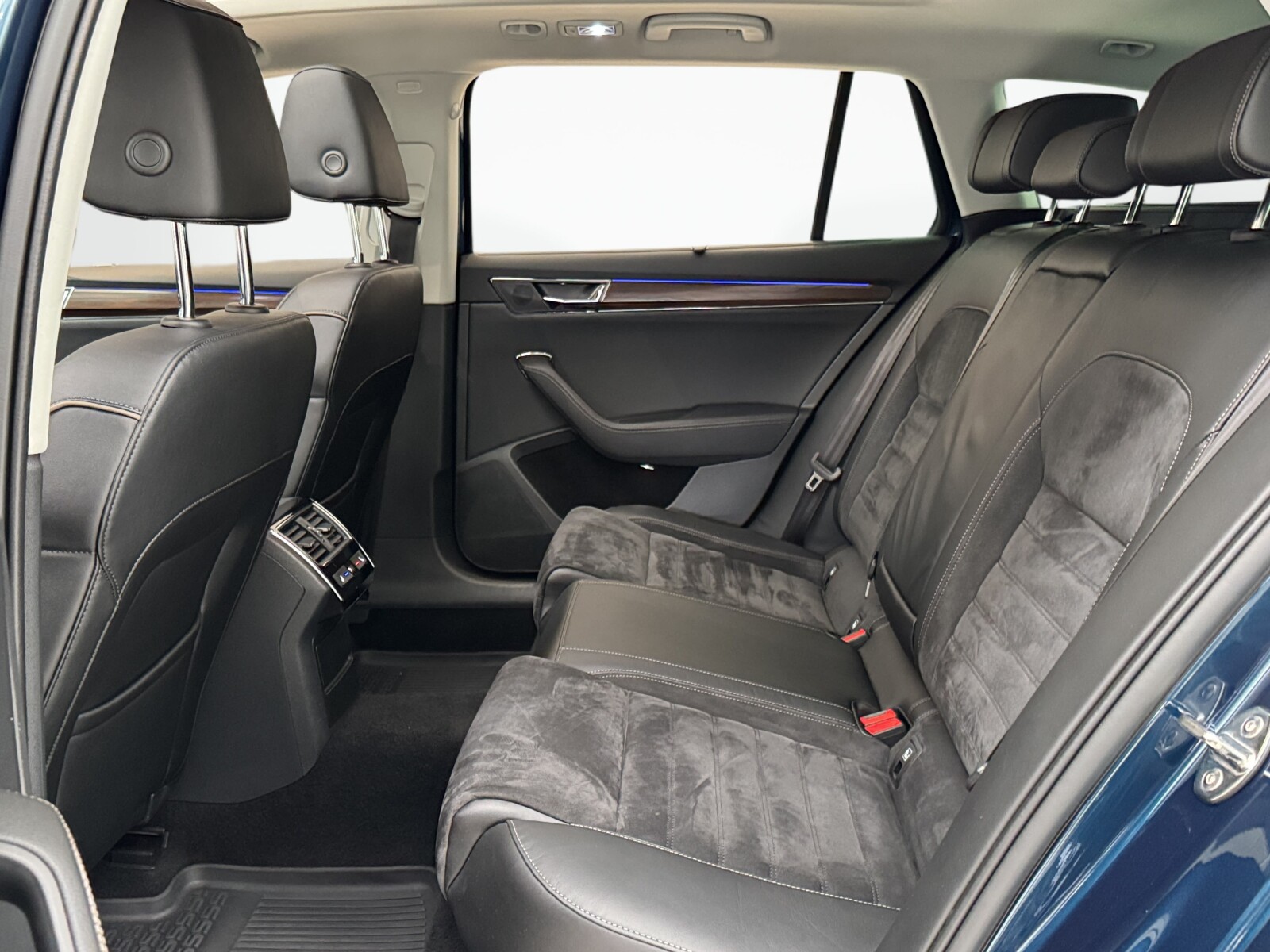 Škoda Superb Combi - zdjęcie 13