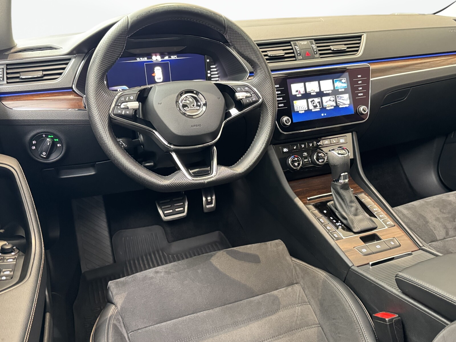 Škoda Superb Combi - zdjęcie 16