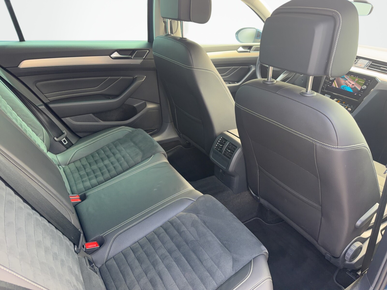 Volkswagen Passat Variant - zdjęcie 17