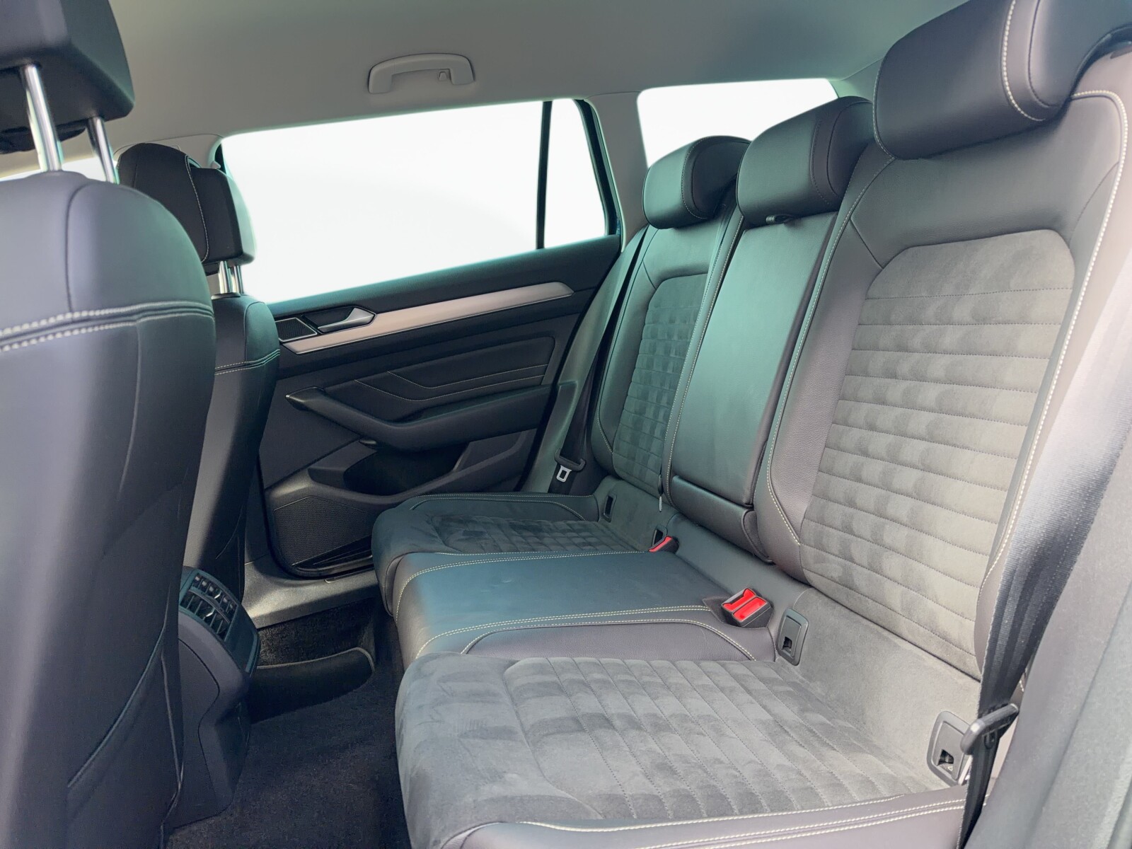 Volkswagen Passat Variant - zdjęcie 14