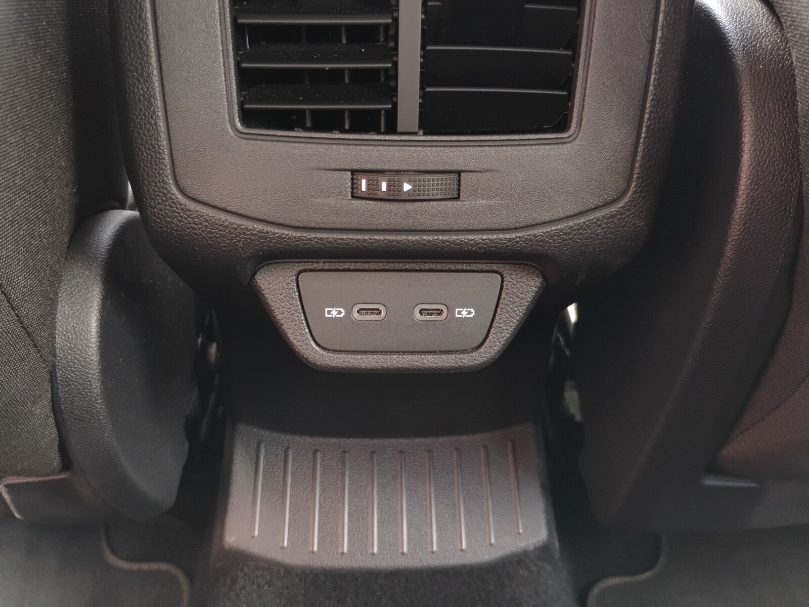 Volkswagen T-Roc - zdjęcie 31