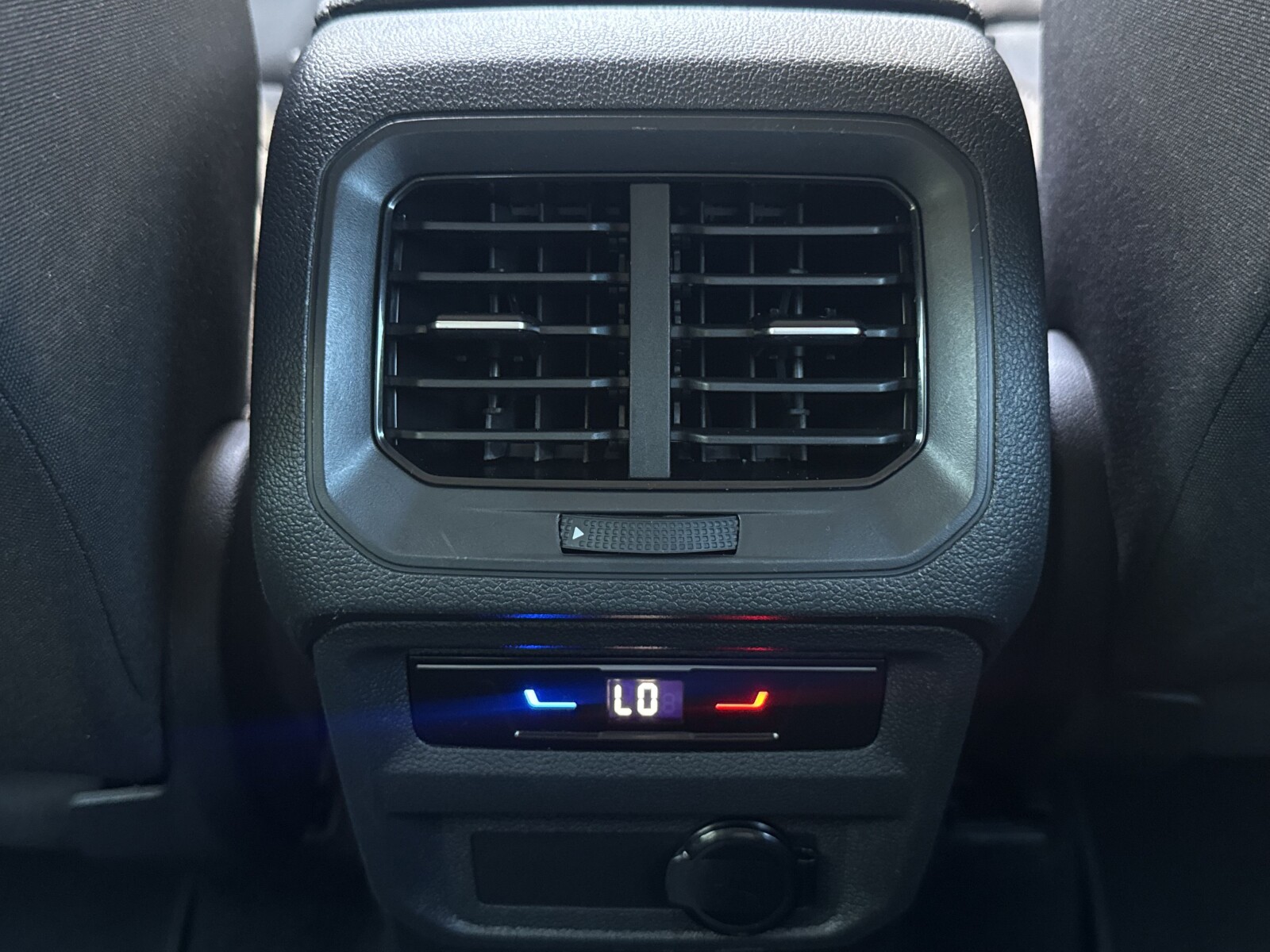 Volkswagen Tiguan - zdjęcie 35