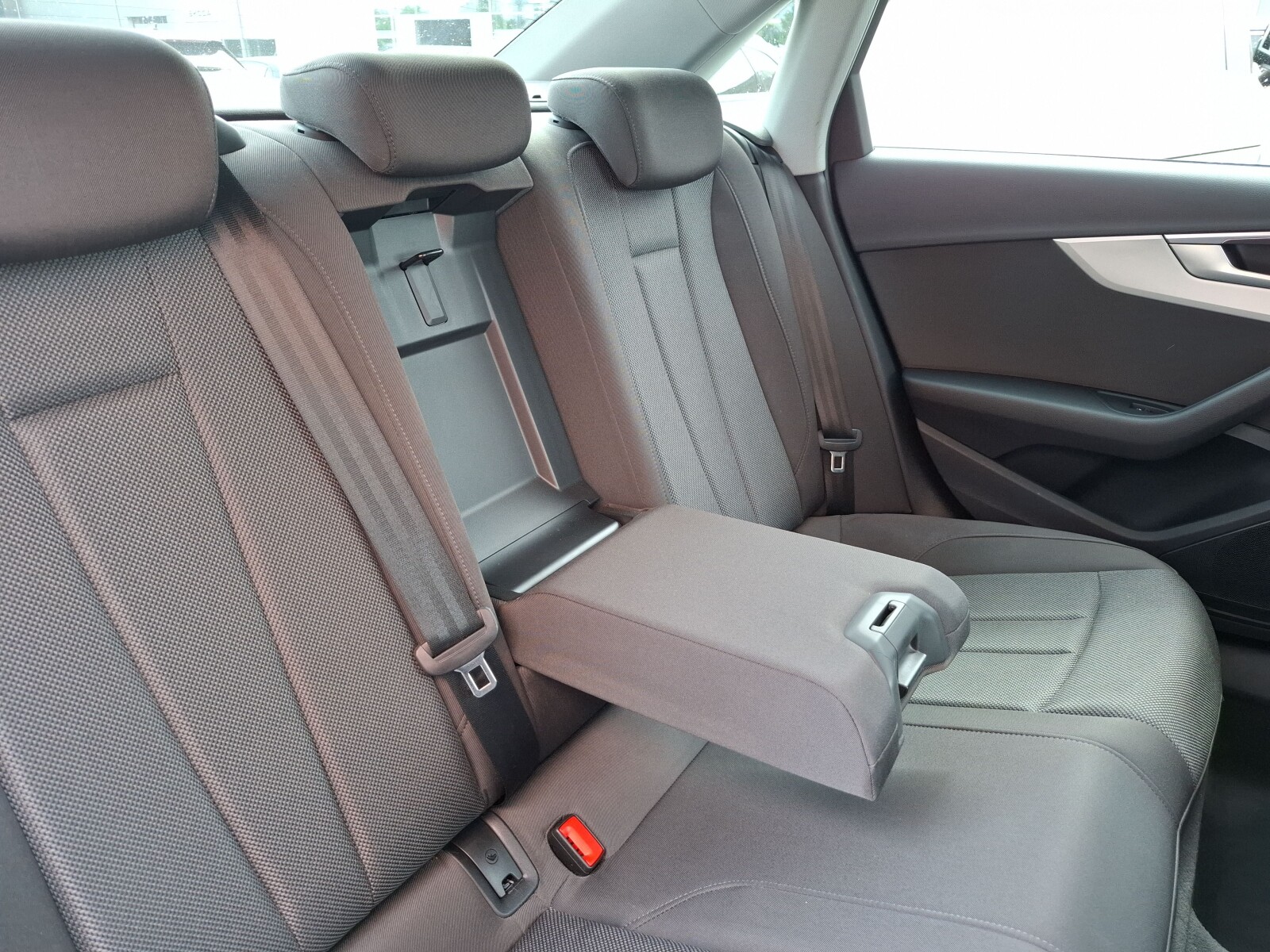 Audi A4 Limousine - zdjęcie 14