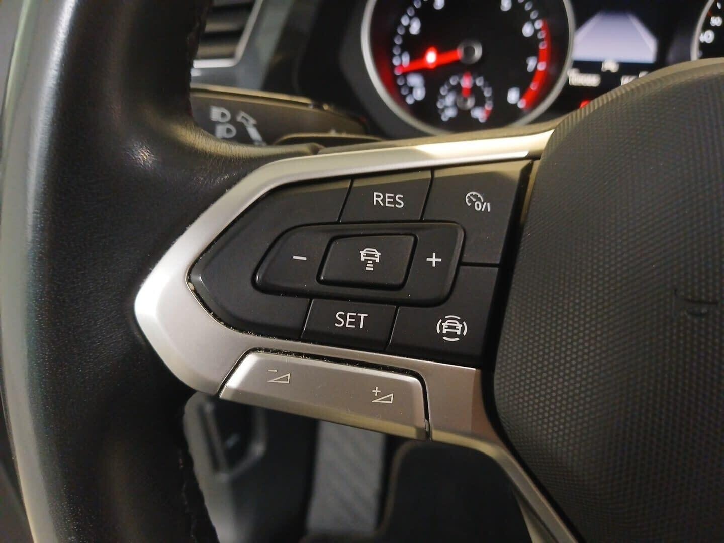 Volkswagen Tiguan - zdjęcie 22