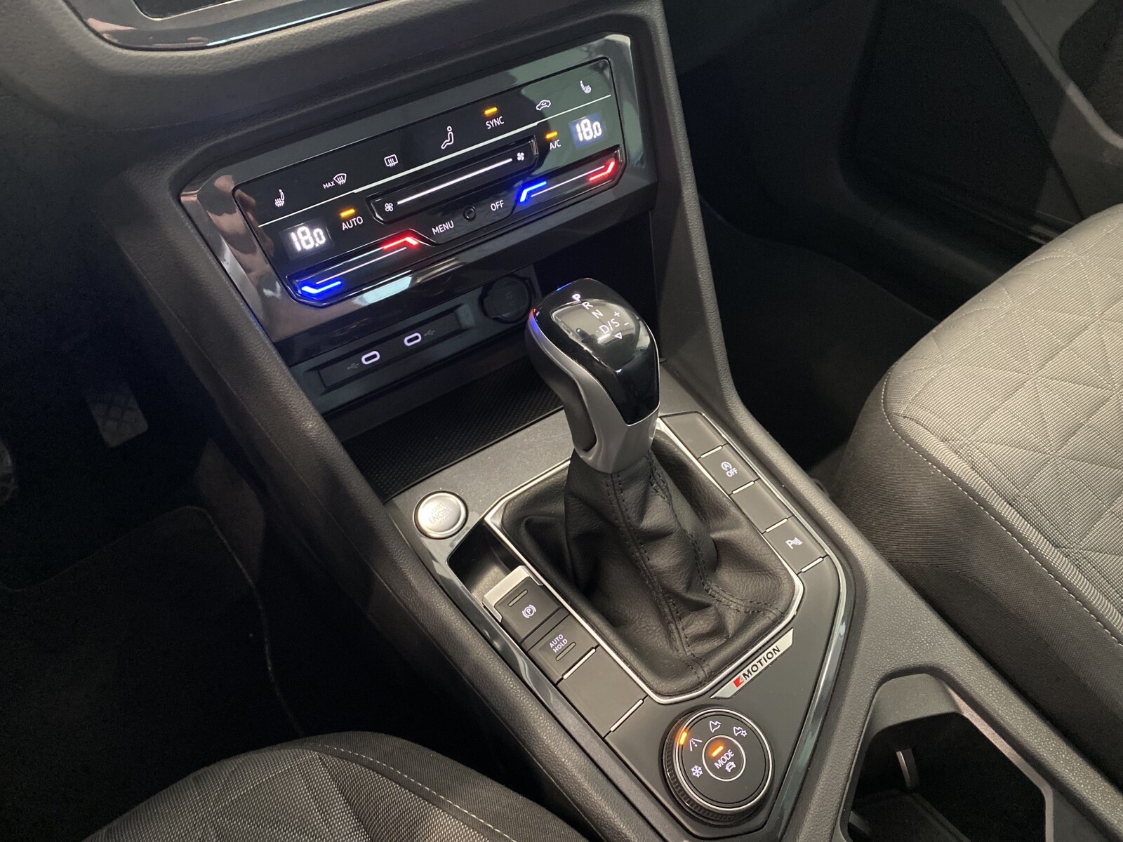 Volkswagen Tiguan - zdjęcie 13