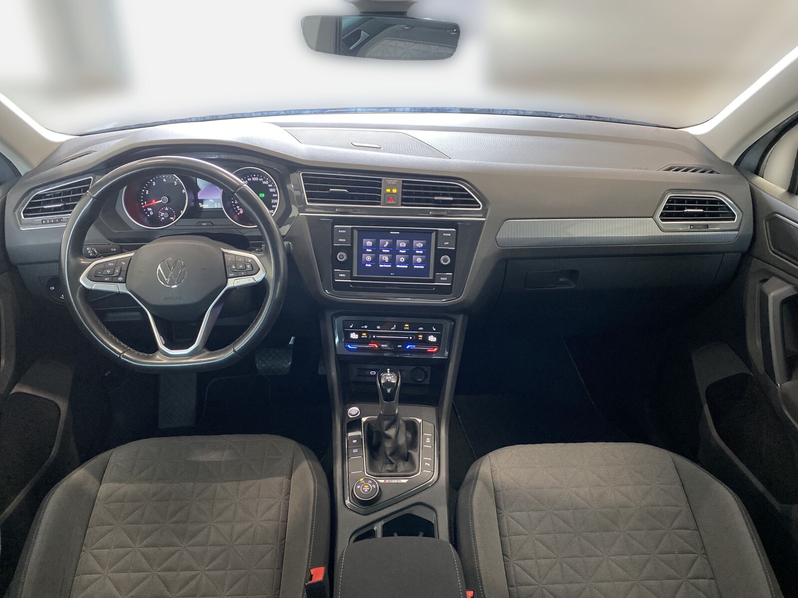 Volkswagen Tiguan - zdjęcie 11