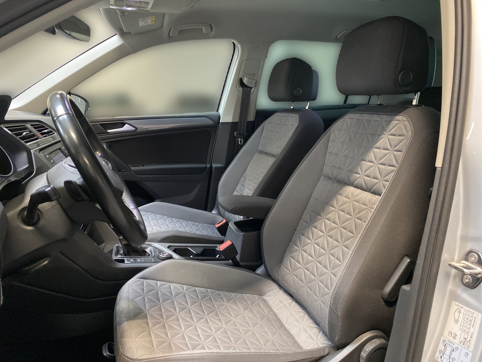 Volkswagen Tiguan - zdjęcie 12