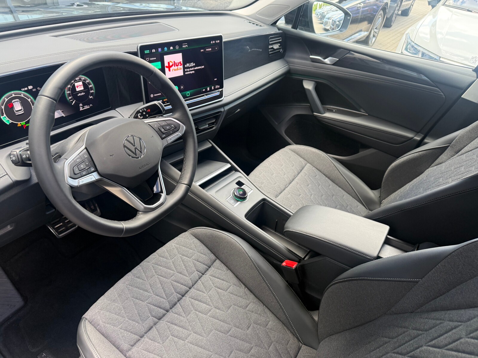 Volkswagen Tiguan - zdjęcie 11