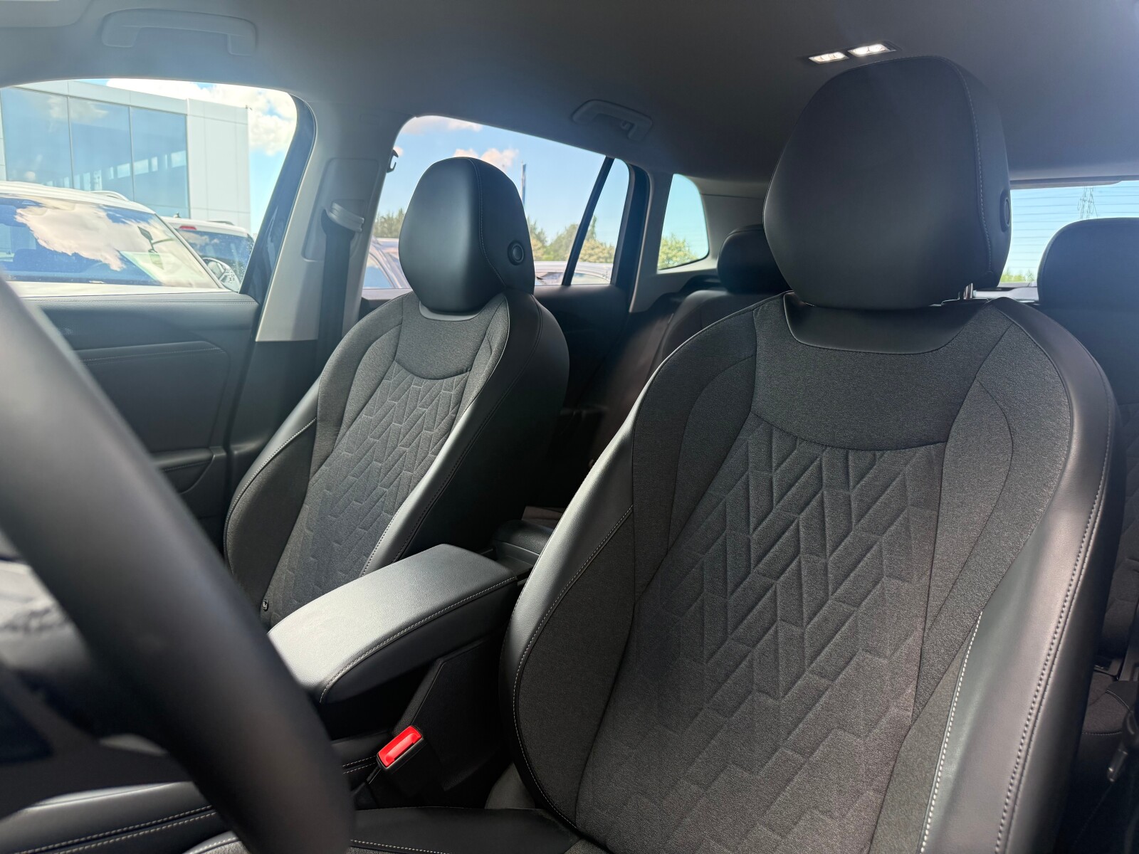 Volkswagen Tiguan - zdjęcie 12