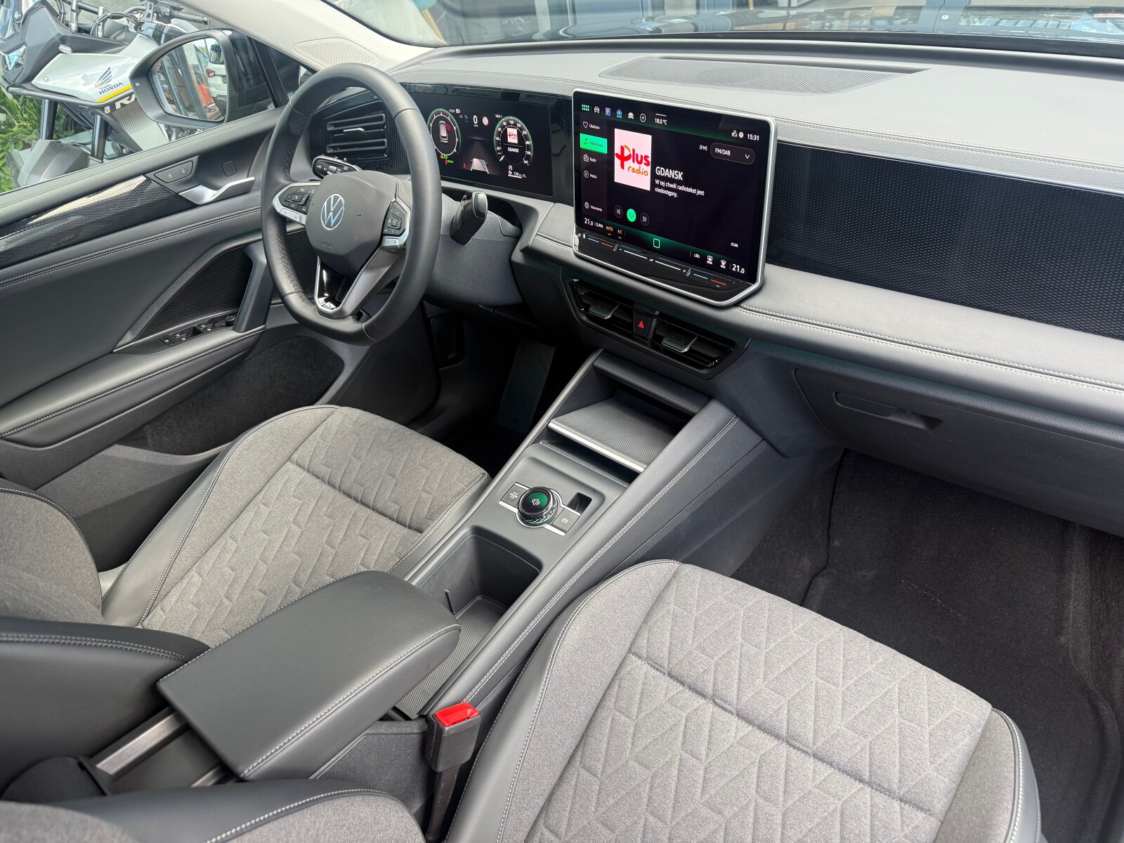 Volkswagen Tiguan - zdjęcie 17