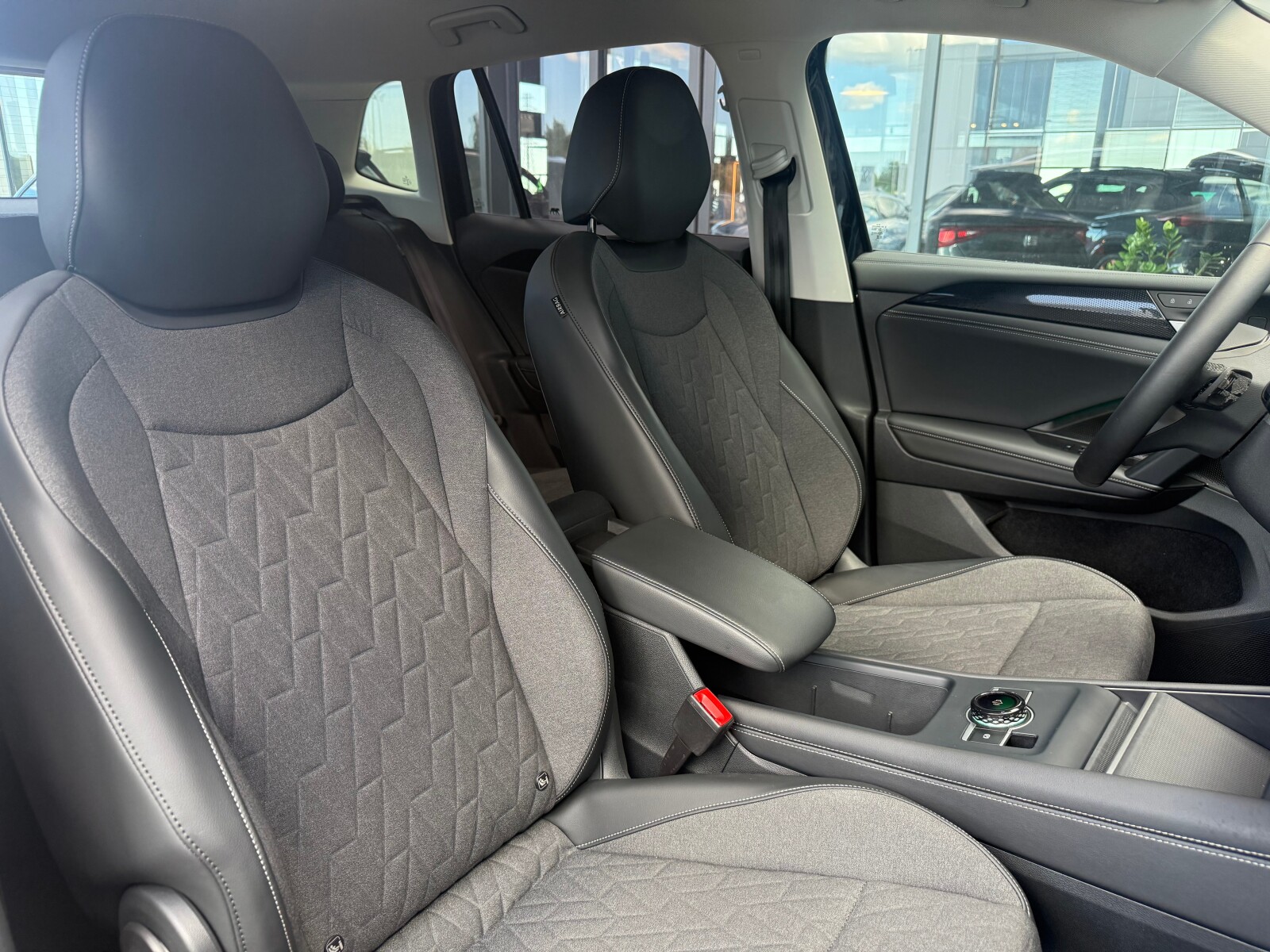Volkswagen Tiguan - zdjęcie 18
