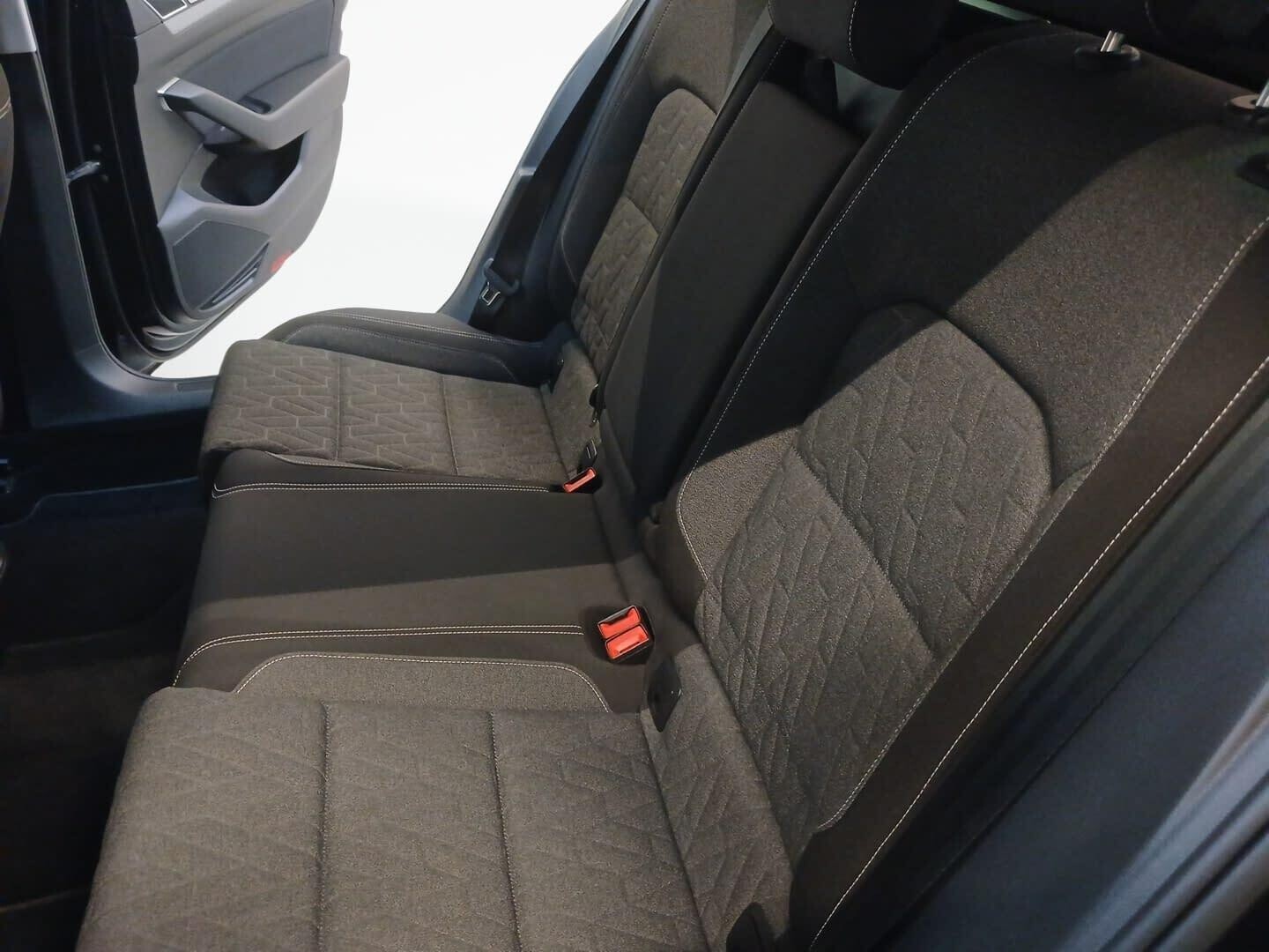 Volkswagen Passat - zdjęcie 29