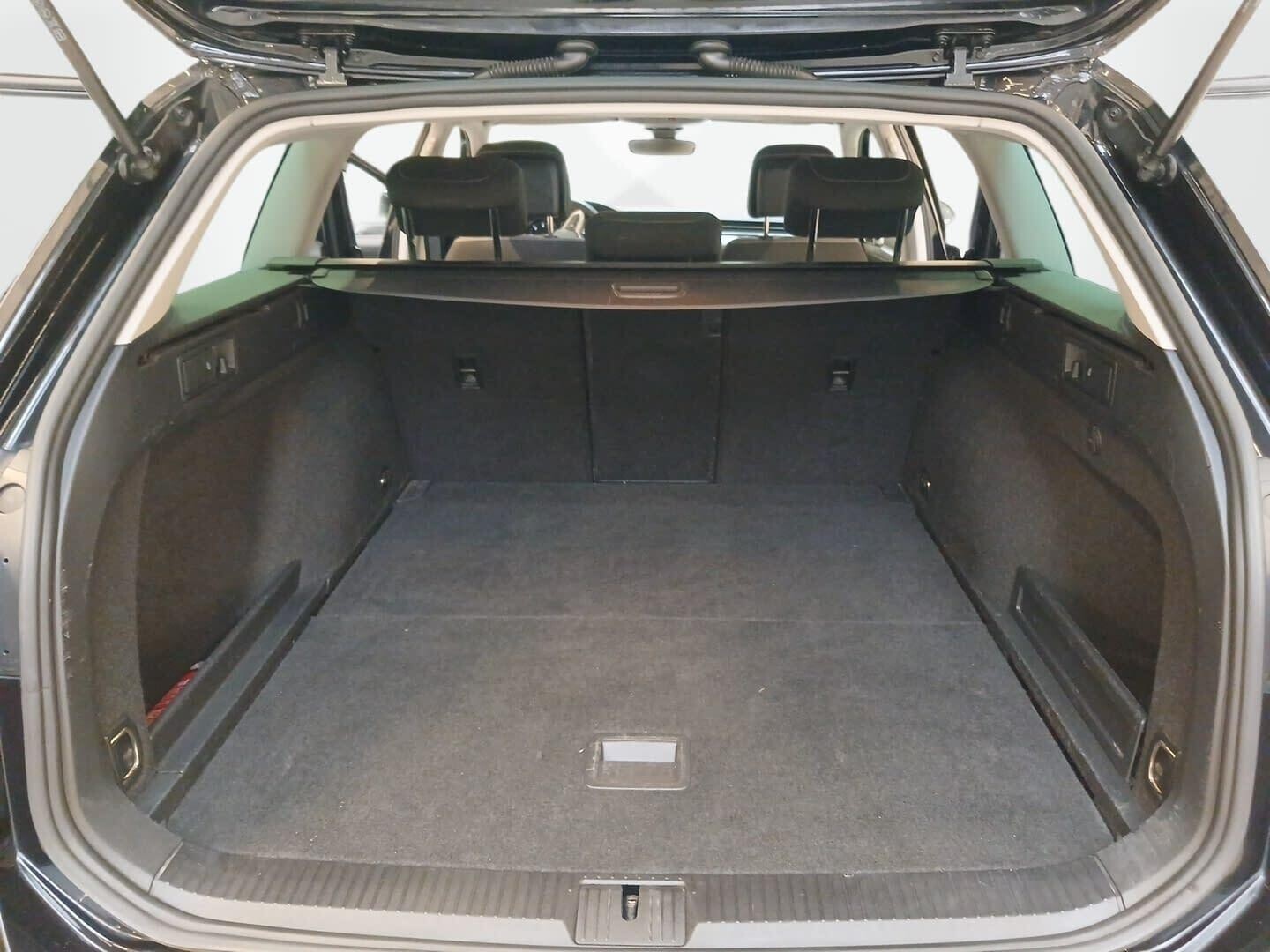 Volkswagen Passat - zdjęcie 30