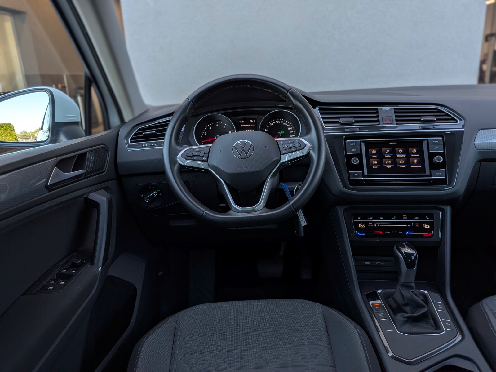 Volkswagen Tiguan - zdjęcie 16