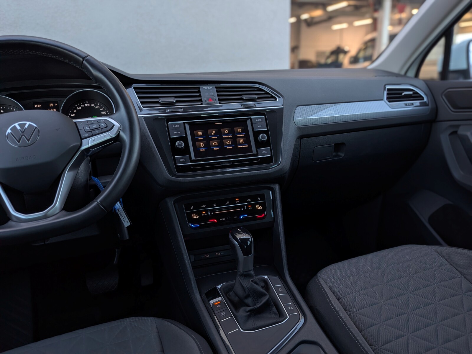 Volkswagen Tiguan - zdjęcie 14