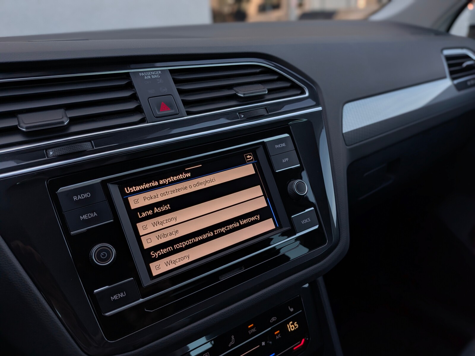 Volkswagen Tiguan - zdjęcie 25