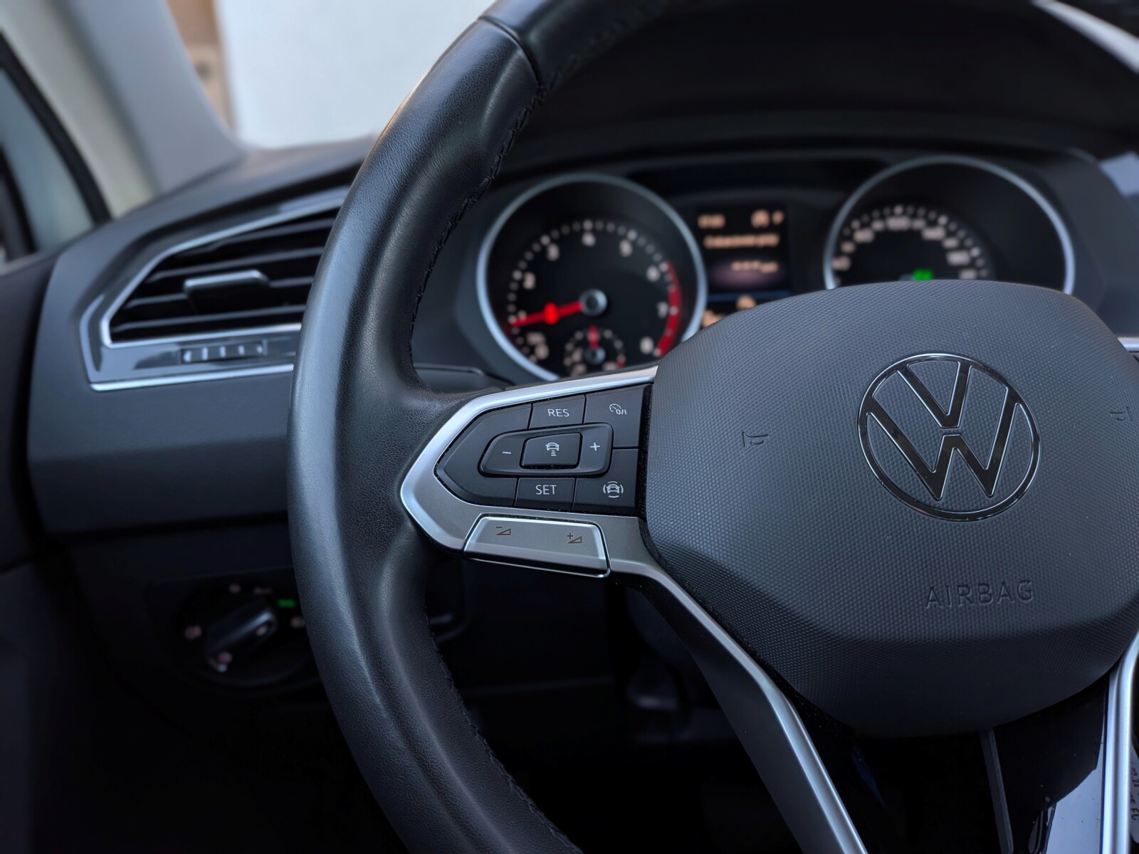 Volkswagen Tiguan - zdjęcie 18