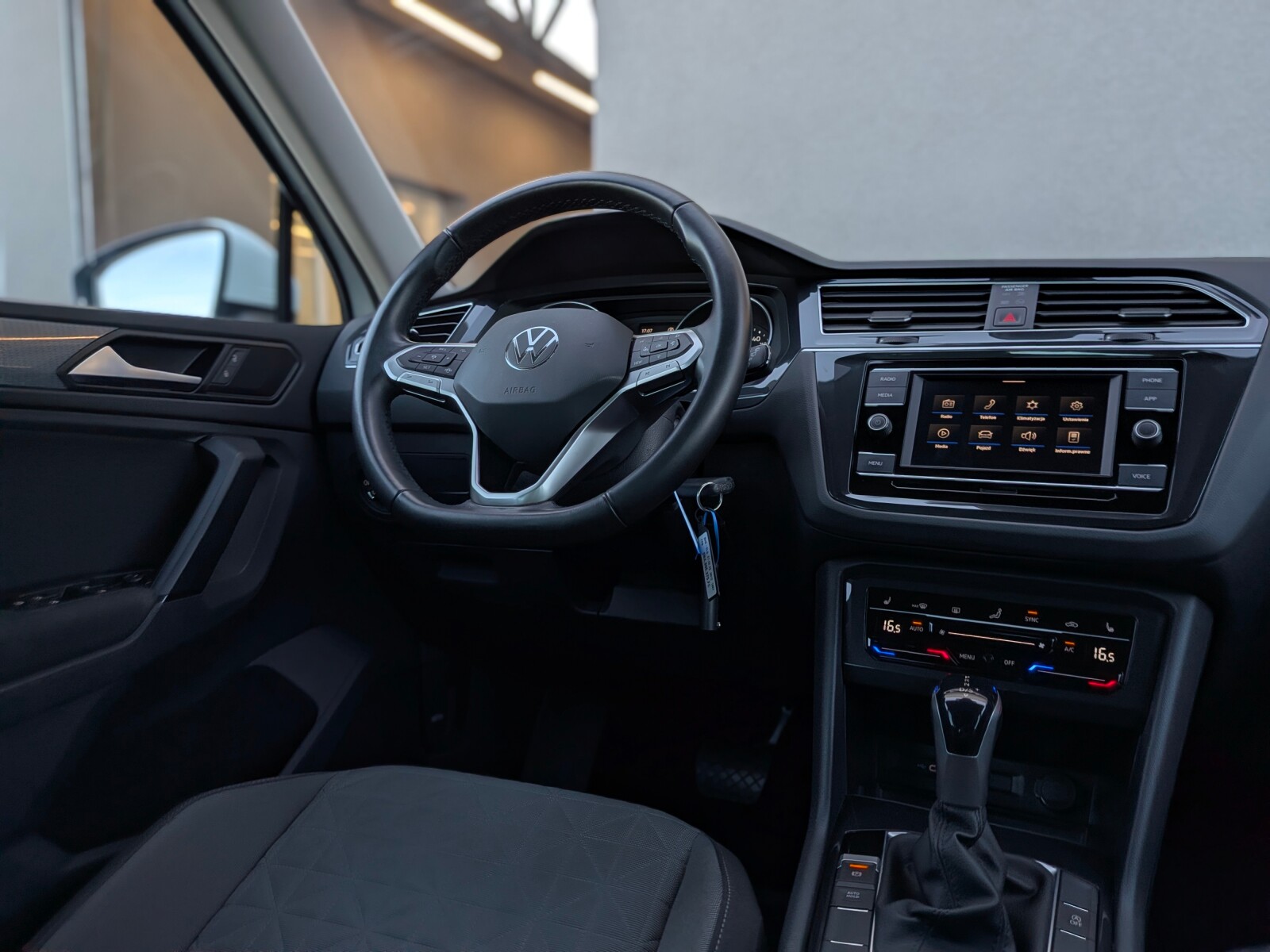 Volkswagen Tiguan - zdjęcie 13