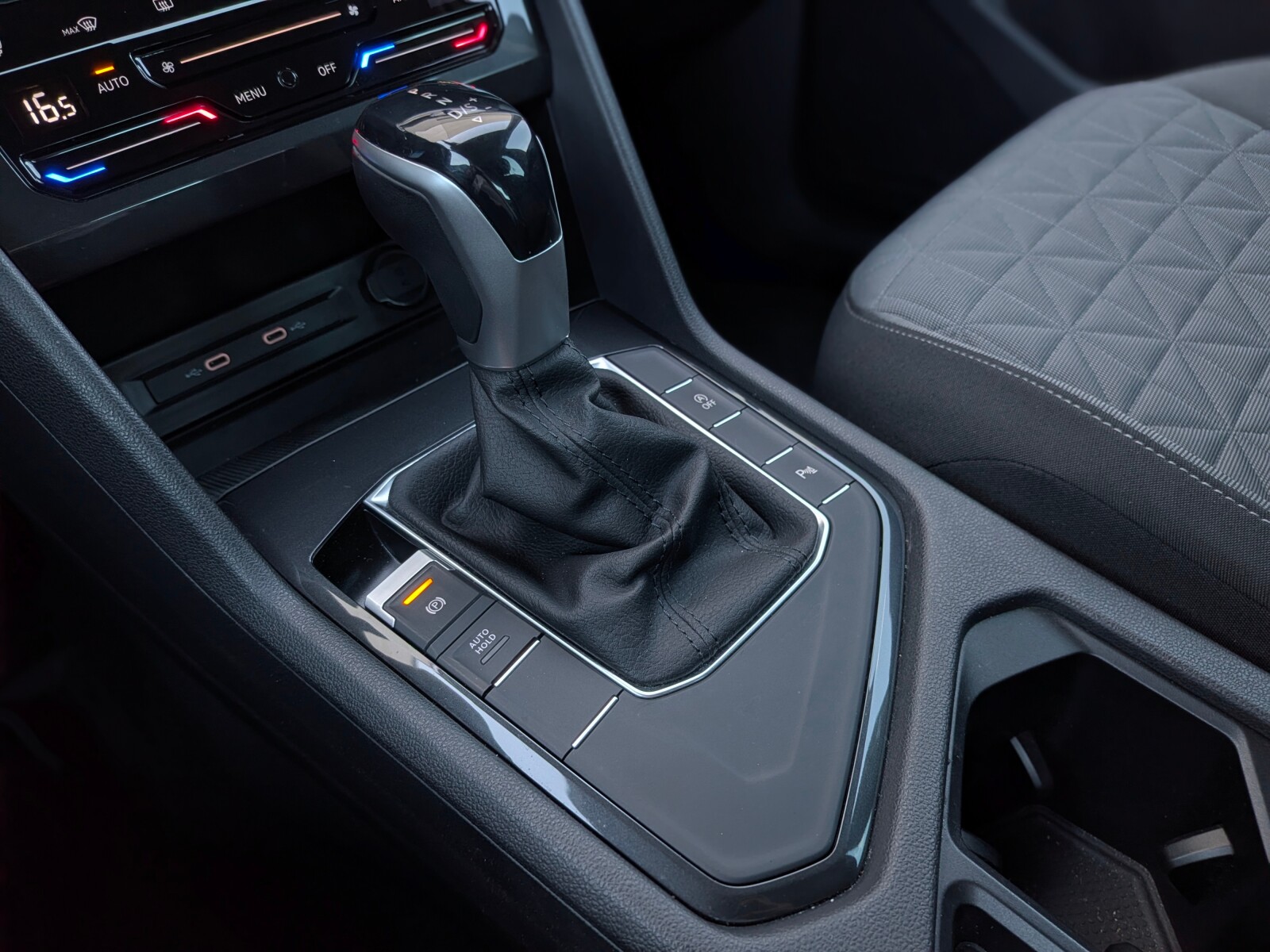 Volkswagen Tiguan - zdjęcie 30